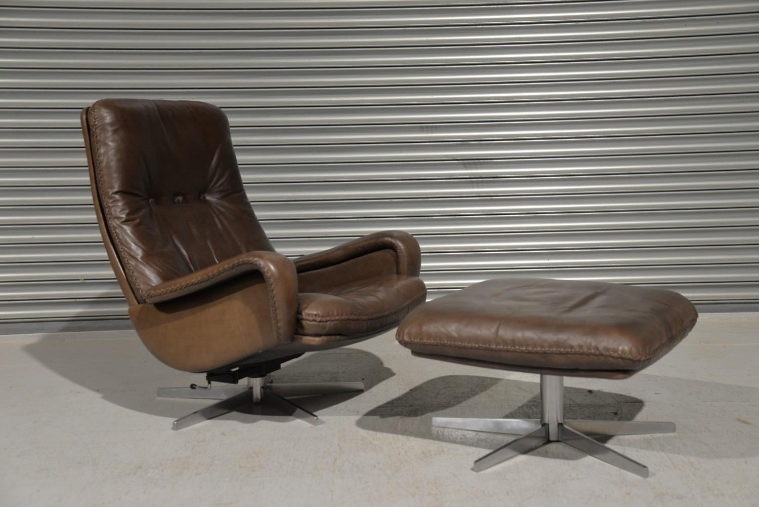 Mid-Century Modern Vintage De Sede S 231 James Bond Swivel Armchair and Ottoman, Switzerland, 1960s For Sale