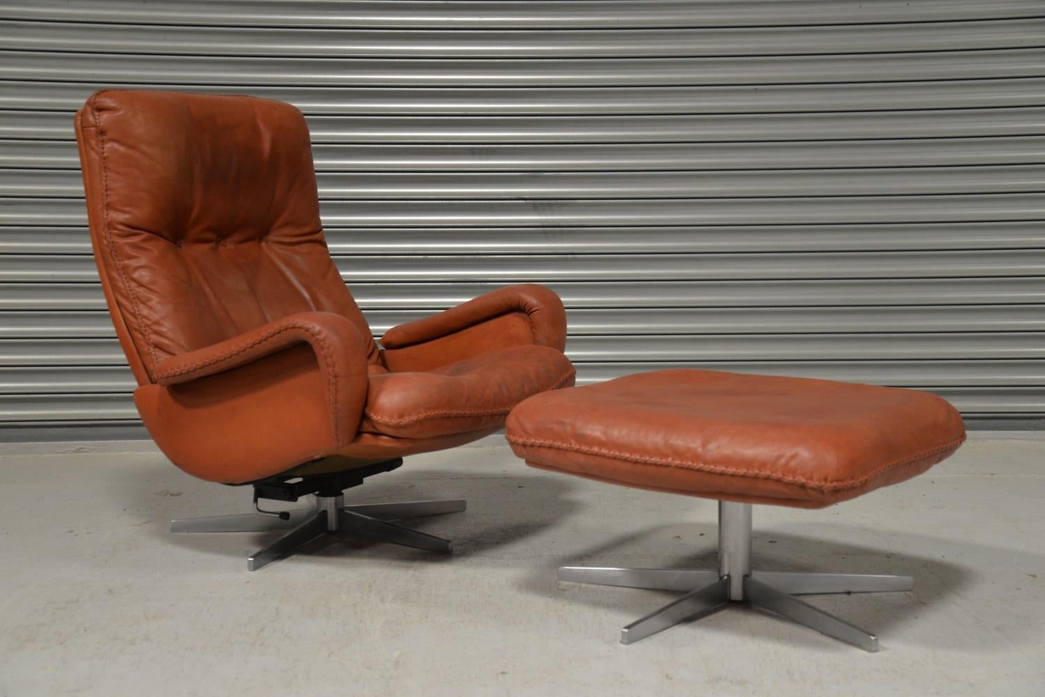 Pelle Poltrona girevole vintage De Sede S 231 James Bond con ottomana, Svizzera anni '60