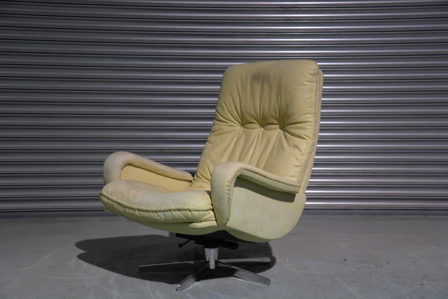 We are delighted to bring to you an ultra rare and highly desirable De Sede S 231 vintage lounge swivel club armchair. Built in the late 1960s by De Sede craftsman from Switzerland this same chair was used as a prop in the 1969 James Bond film On