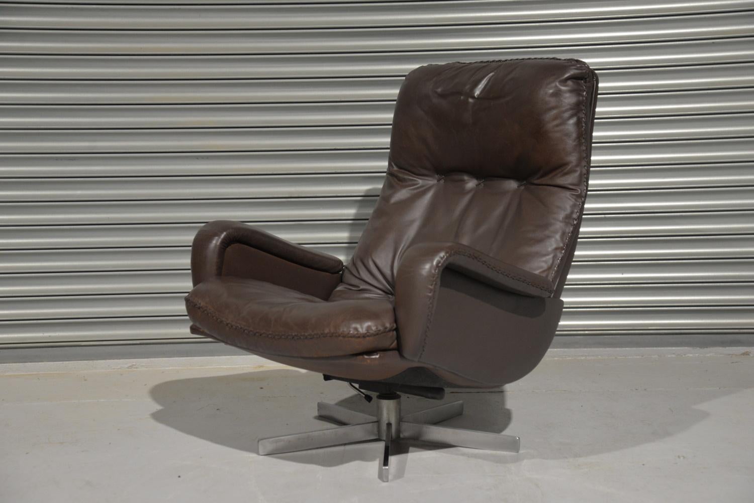 We are delighted to bring to you an ultra rare and highly desirable De Sede S 231 vintage lounge swivel armchair. Built in the late 1960s by De Sede craftsman from Switzerland this same chair was used as a prop in the 1969 James Bond film On Her