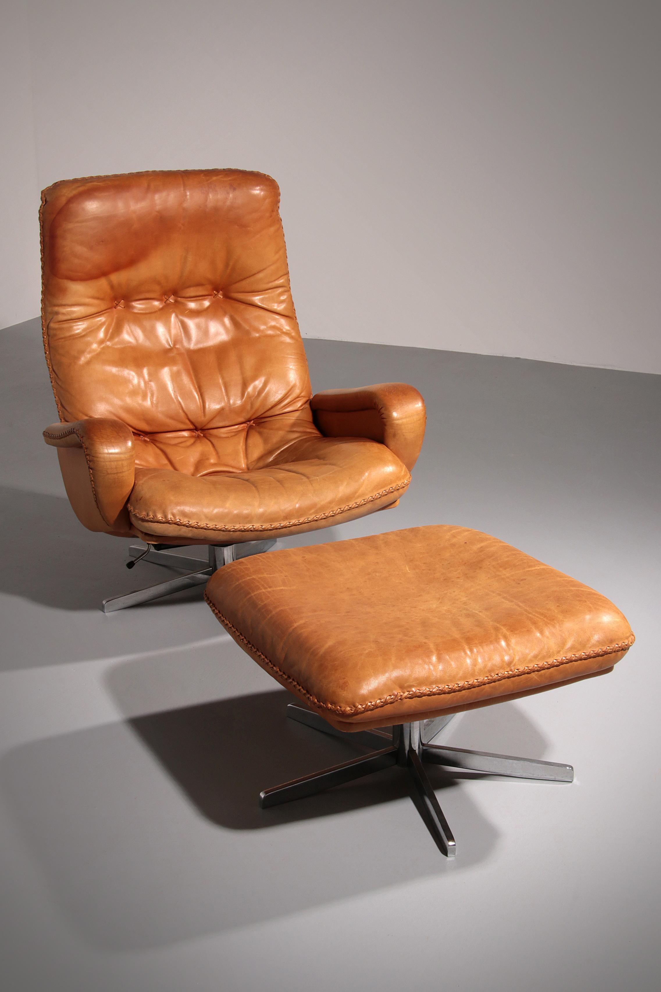 Rarissima e molto desiderabile poltrona girevole vintage degli anni '60 De Sede S 231 James Bond e pouf.  Questa stessa poltrona girevole e questo stesso pouf sono stati utilizzati come oggetti di scena nel film di James Bond del 1969, Al servizio