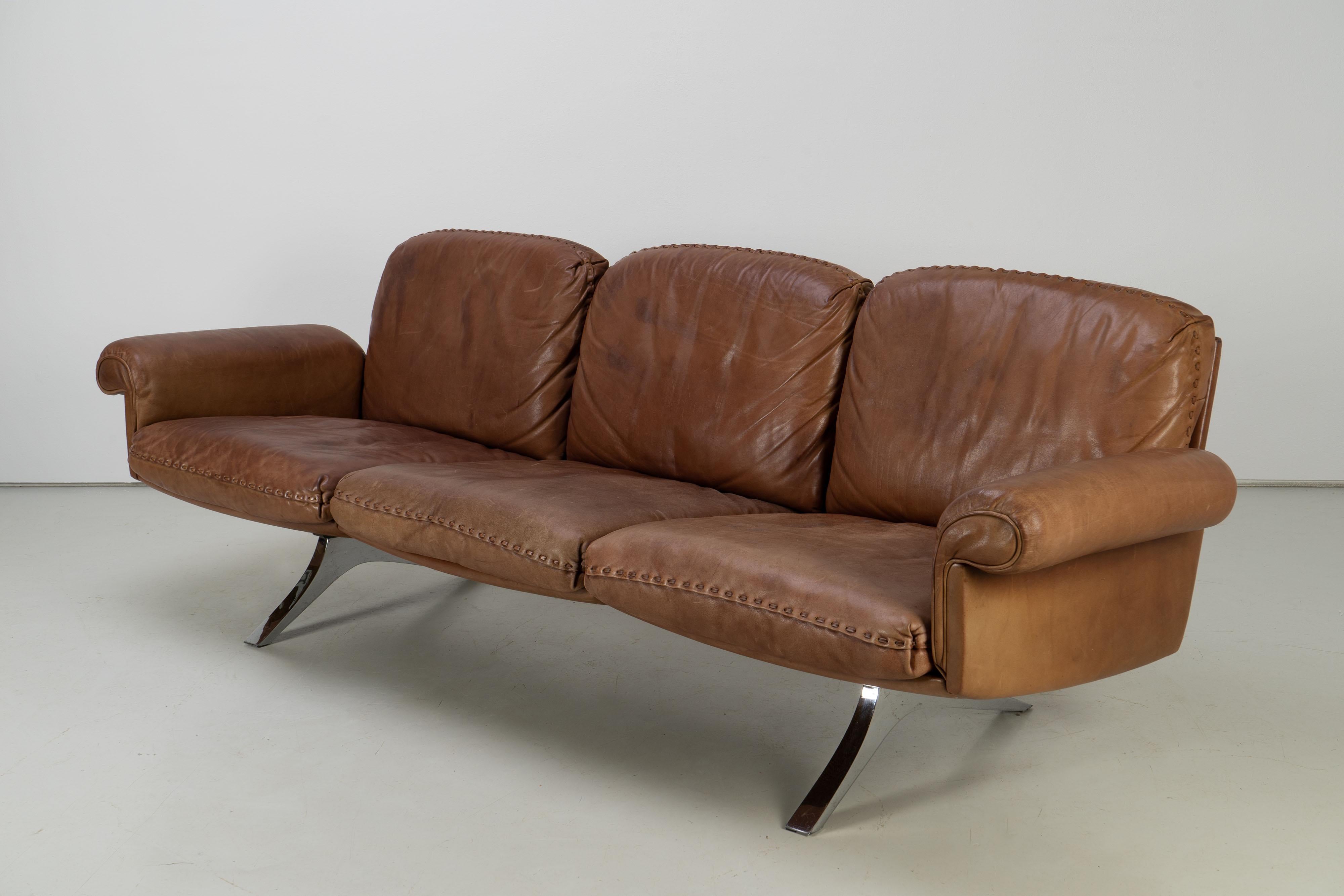Vintage leather sofa from Swiss quality manufacturer de Sede. The brown buffalo leather is in very good condition and supple and soft, beautiful patina.

