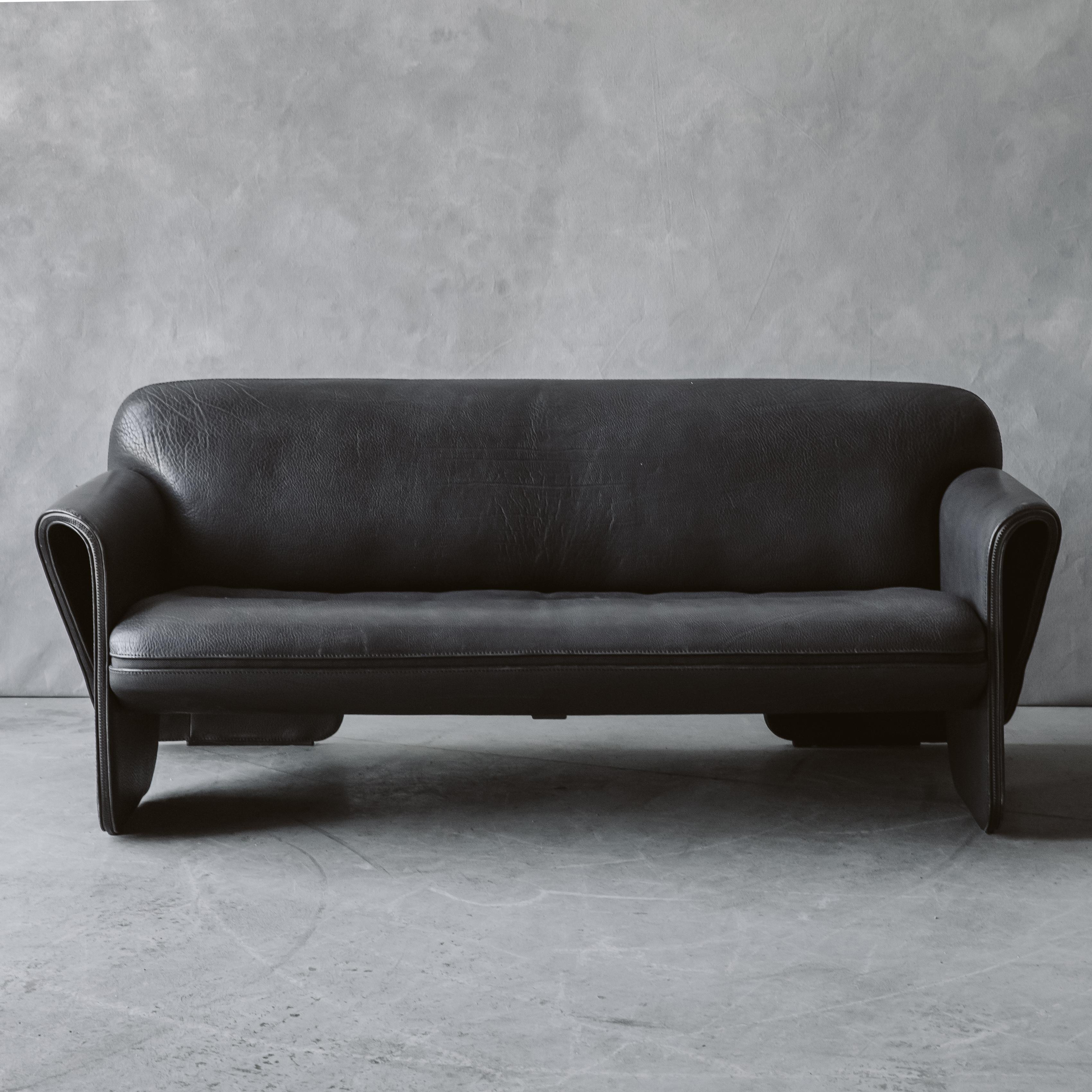 Vintage De Sede Sofa Modell DS 125, Schweiz 1970er Jahre. Original schwarze Lederpolsterung mit großer Abnutzung und Gebrauch.

Wir ziehen es vor, direkt mit unseren Kunden zu sprechen. Wenn Sie also Fragen haben oder mehr wissen möchten, rufen