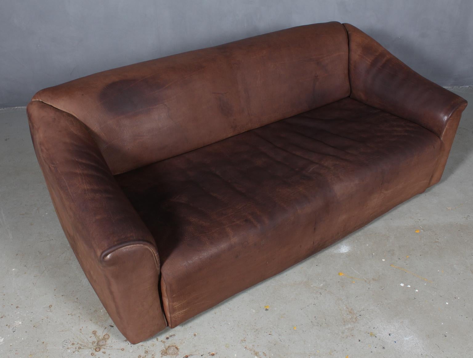 Highly comfortable DS47 sofa patinated leather by De Sede. The design is simplistic, yet very modern. A tight and cubic outside with a soft and curved inside, which emphasize the comfortable character of this set. The thick leather is laid in one