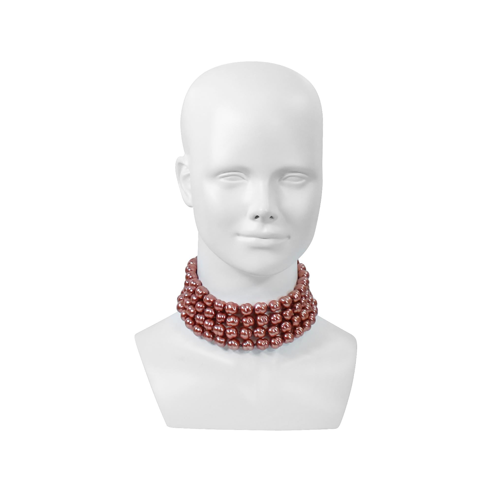 Girocollo vintage con perle di Deanna Hamro, rosa polveroso. Quattro file di perle Dusty Row su barre d'oro con perle con catene lunghe e perle pendenti. Un girocollo sempre chic.  Potrebbe essere indossato più largo in modo da non essere stretto