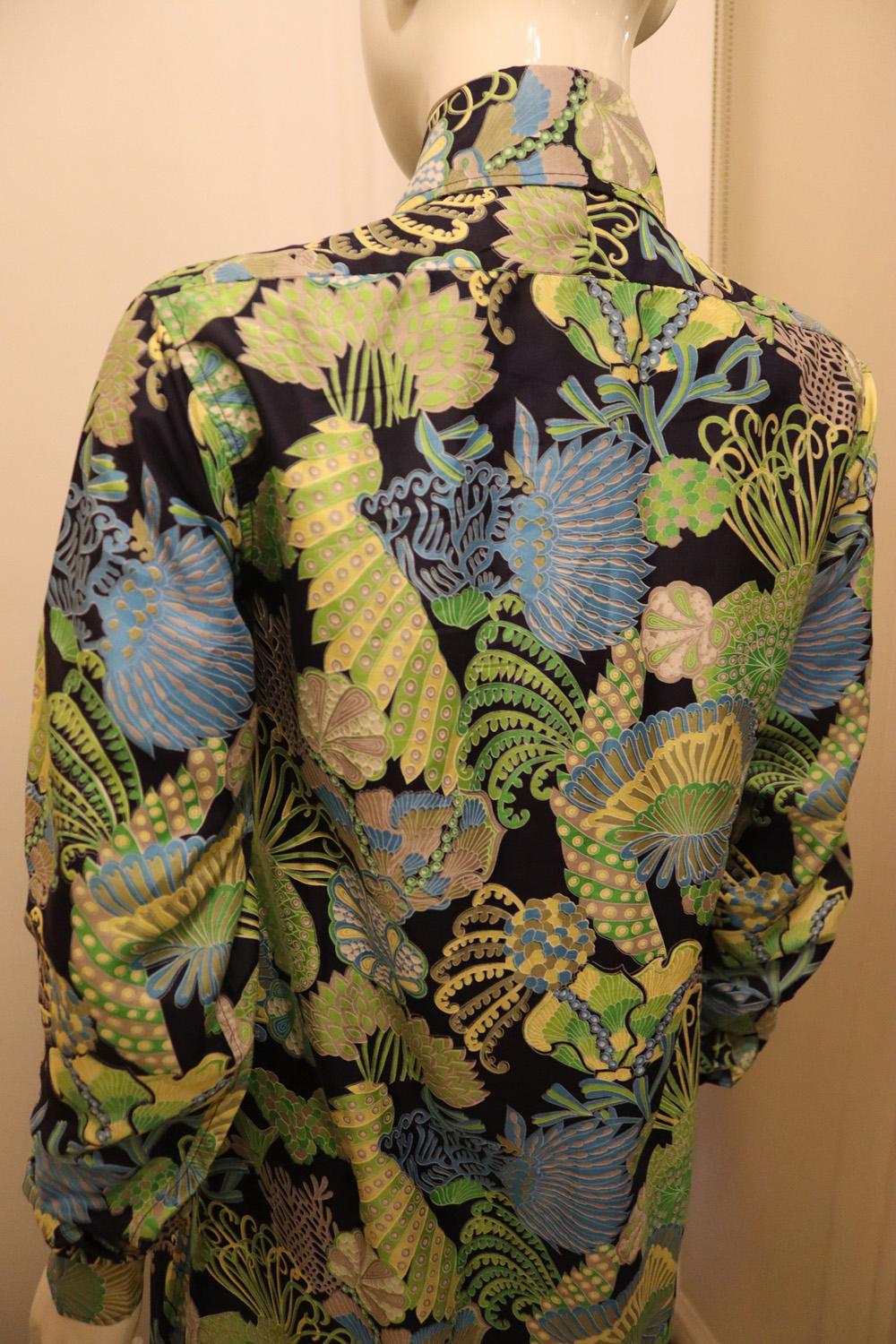 A stunning vintage shirt dress by Debarah Clare. In a wonderful colourful print, it has a round collar, button front and great cuffs. It is unlined. 
Measurements : Bust up to 36'', length 60''