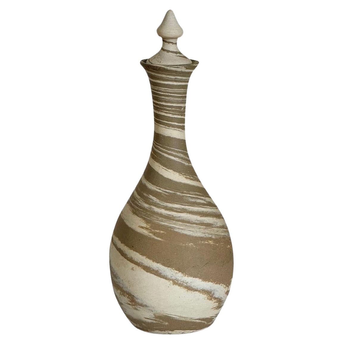 Decanter d
epoca Tan 
Buff con smalto opaco, firmato W.j. Gordy