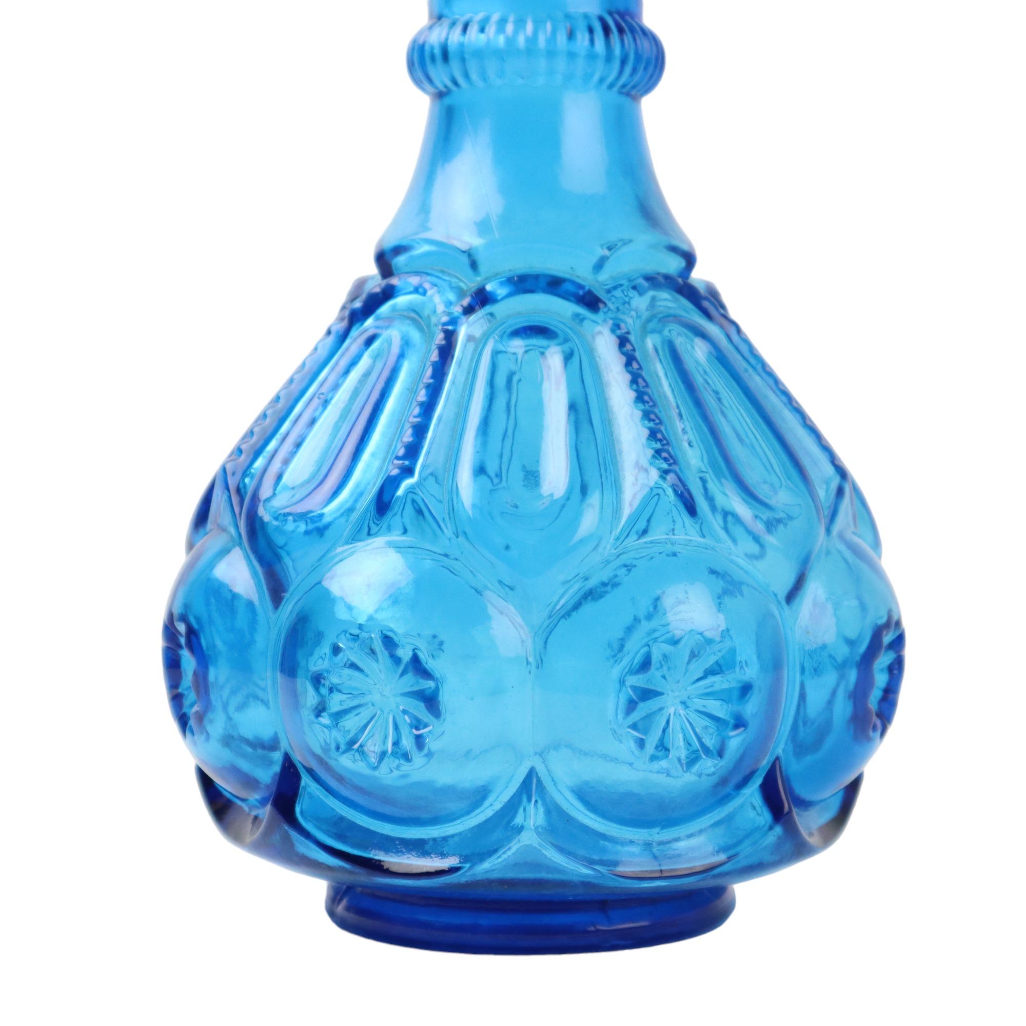 Vintage Dekanter aus kobaltblauem Glas von L.E. Smith Glass Co, genannt Moon and Stars, Vereinigte Staaten, 1960er Jahre.

Schönes Vintage-Objekt zur Aufbewahrung von Wein oder Whiskey, klares blaues Glas mit feinen Details, seltener amerikanischer