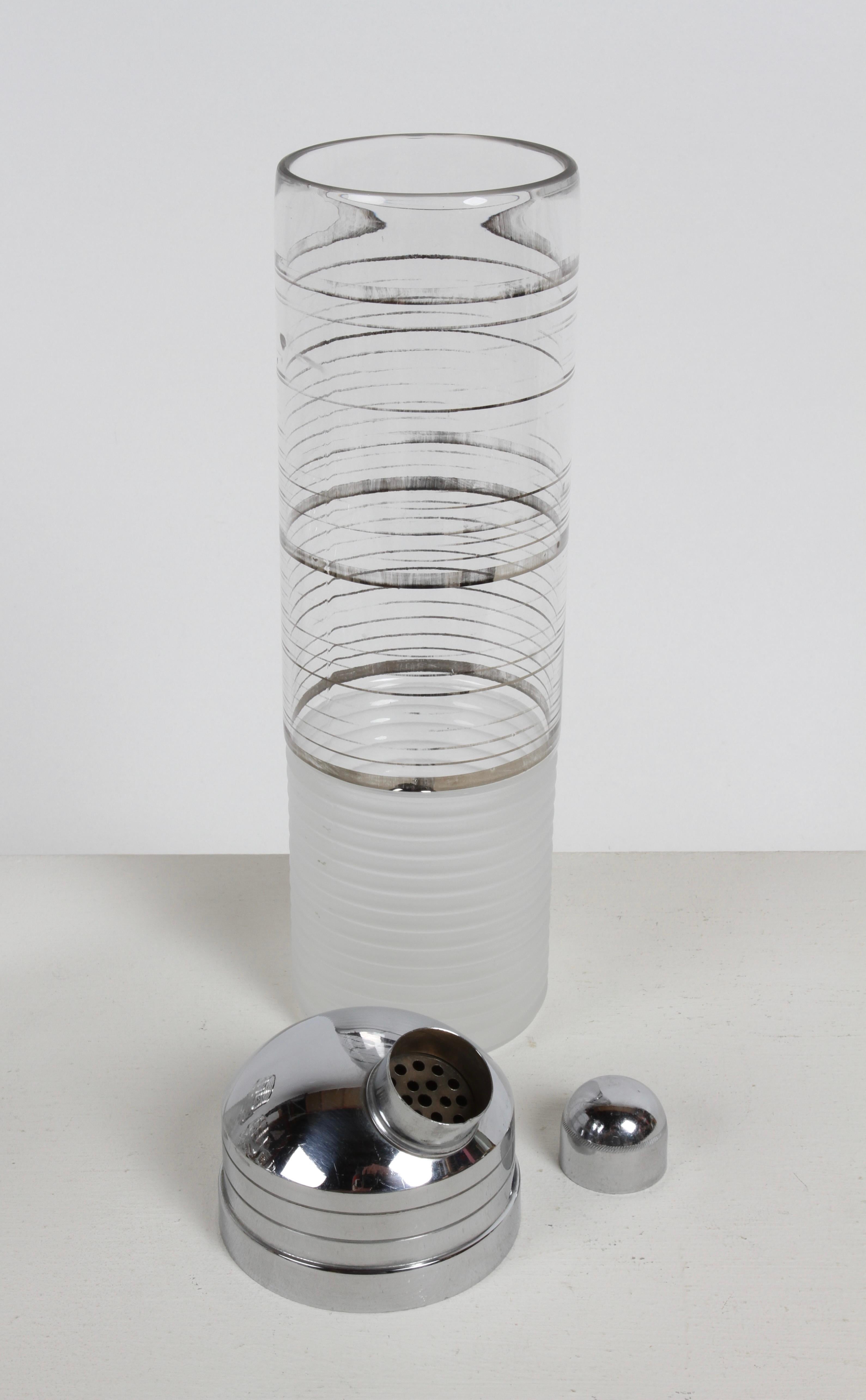 Vintage Deco 1930 Macbeth- Evans Skyscraper Silver Stripe Cocktail Shakers Set in vendita 3