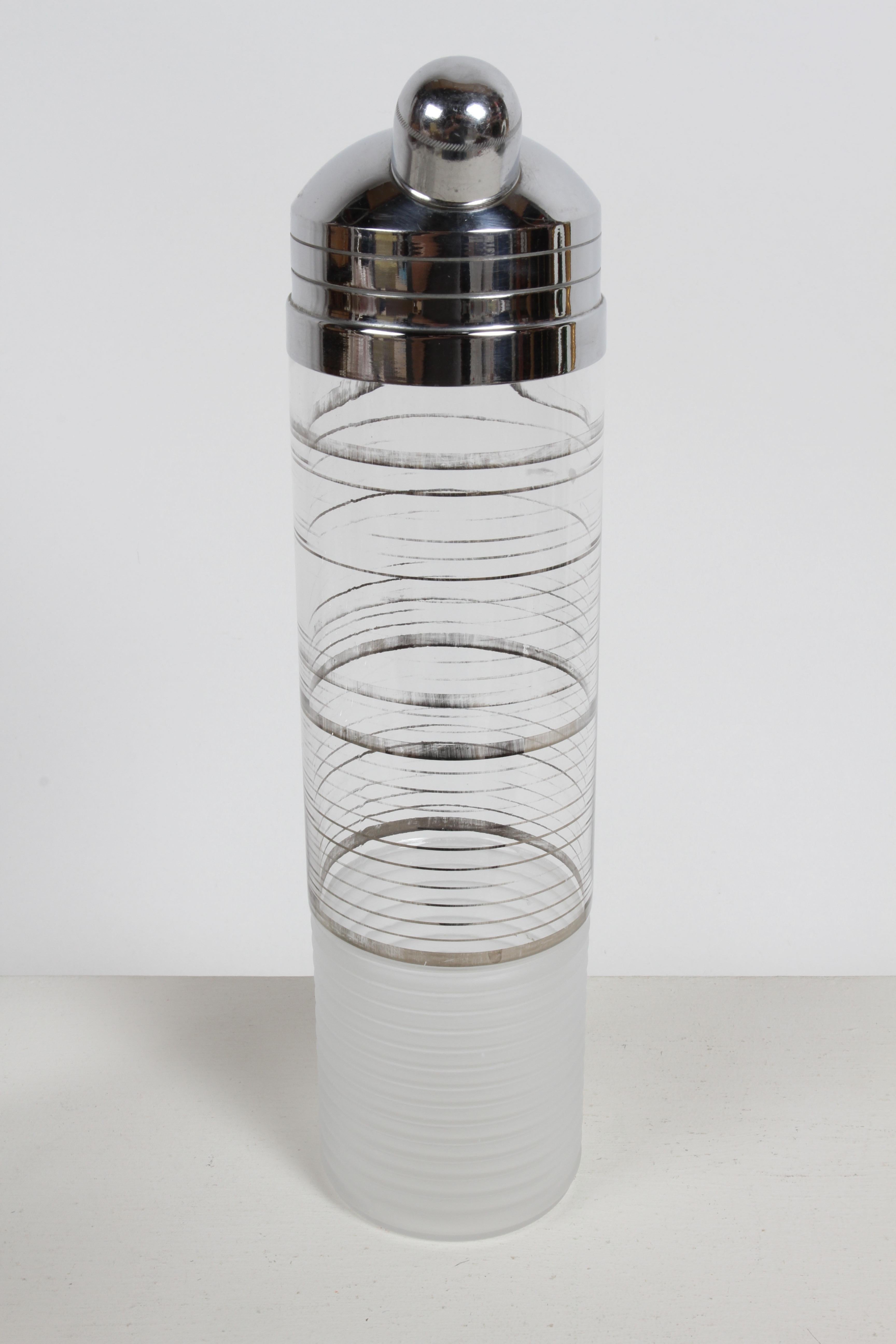 Metà XX secolo Vintage Deco 1930 Macbeth- Evans Skyscraper Silver Stripe Cocktail Shakers Set in vendita