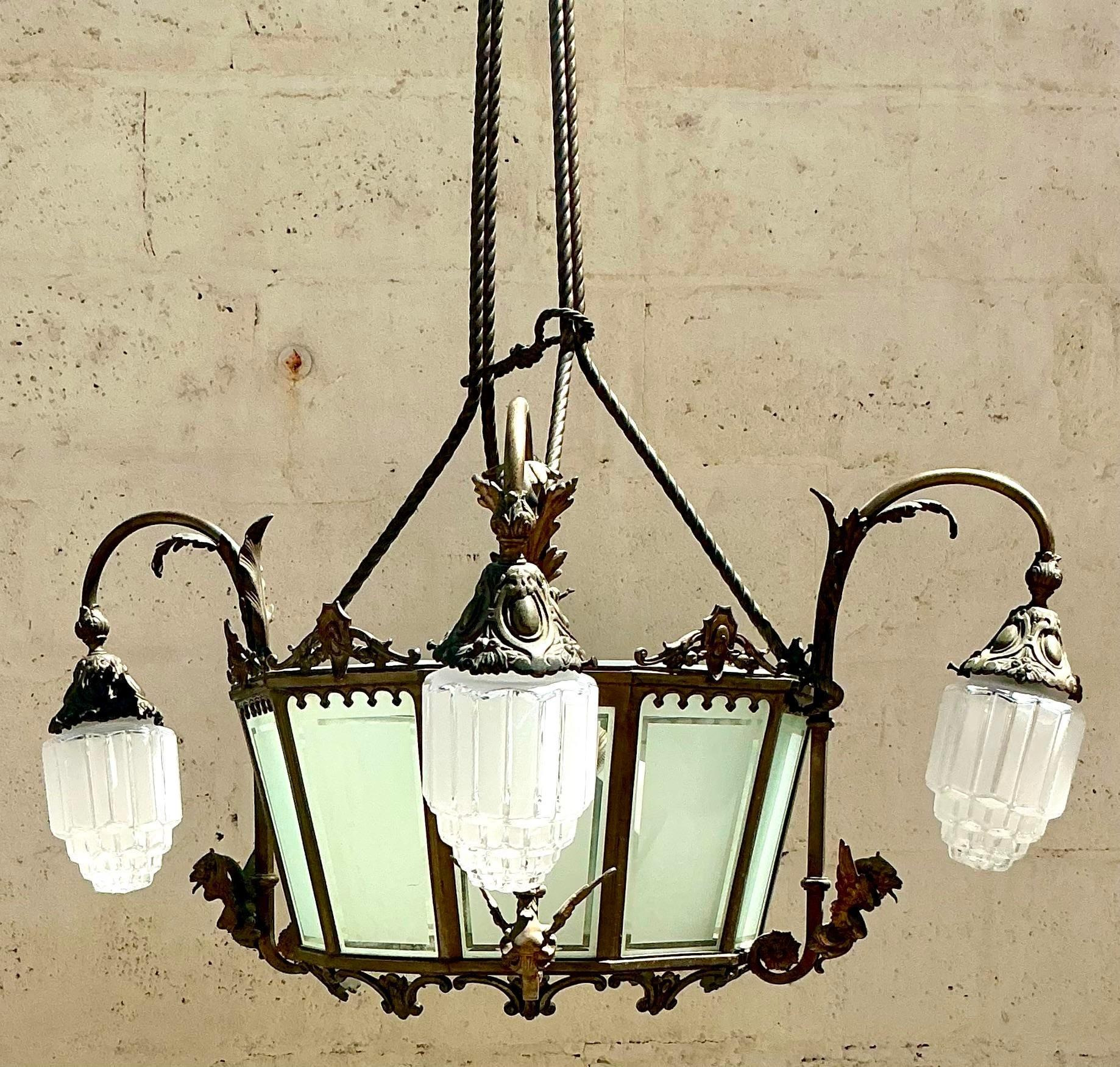 Ilumina tu espacio con la Araña Dragón Vintage Decó Bronce. Esta llamativa pieza combina la elegancia del Art Decó con el encanto mítico de los motivos de dragones, creando un accesorio de iluminación dramático y sofisticado que añade una audaz