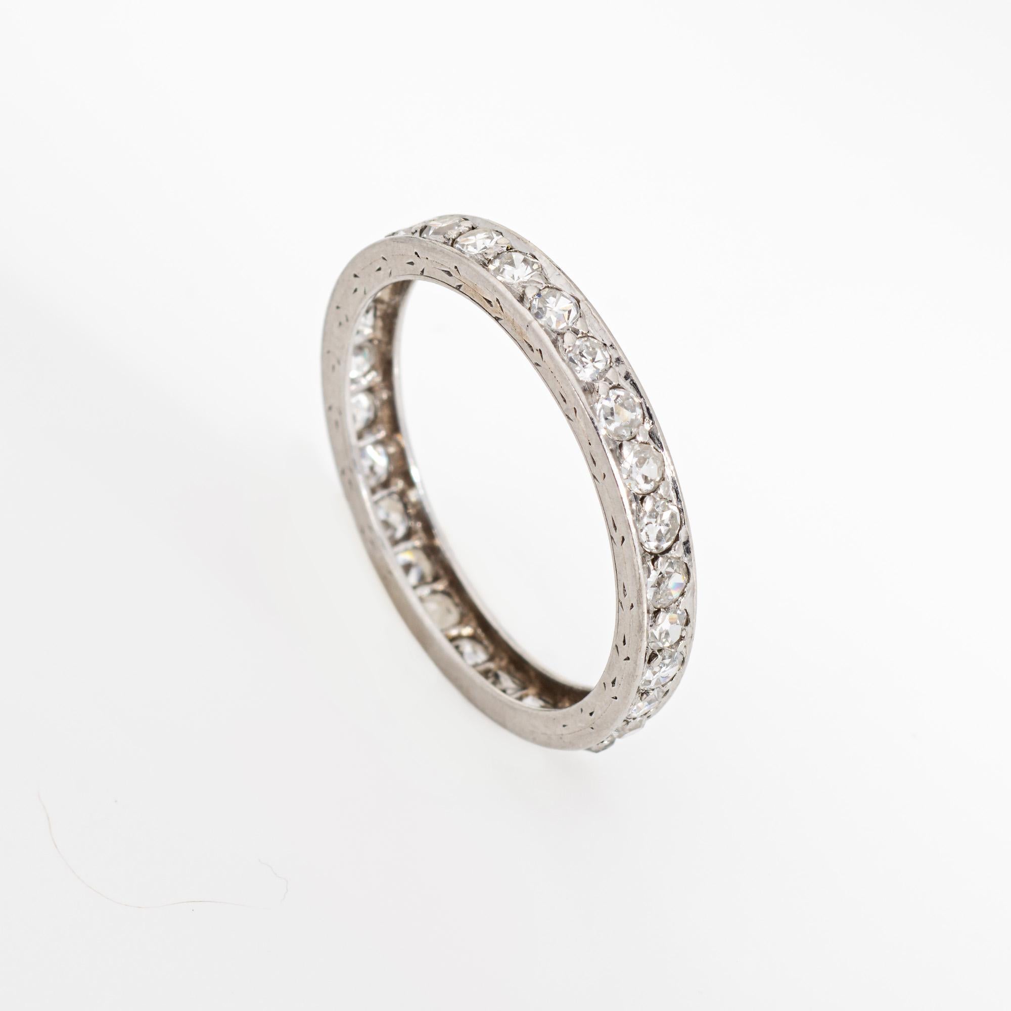 Eleganter Ring aus der Art-Déco-Ära (ca. 1920er bis 1930er Jahre), gefertigt aus Platin 900. 

Die geschliffenen Diamanten haben insgesamt 0,42 Karat (geschätzte Farbe H-I und Reinheit SI2-I2).

Der Ring versprüht Vintage-Charme und eignet sich