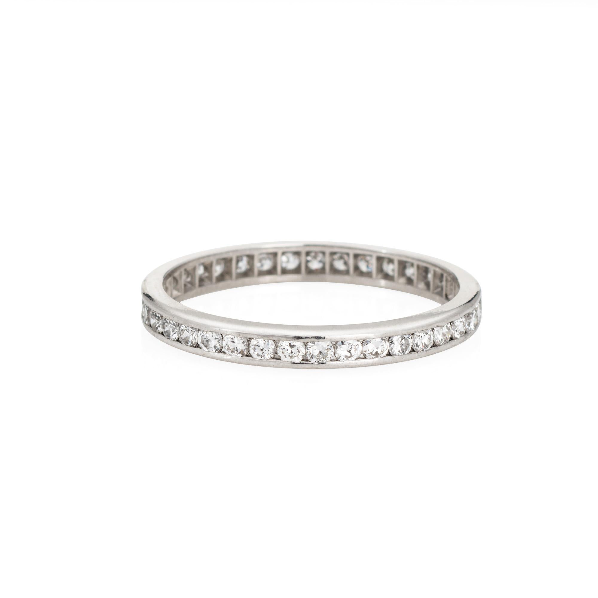 Elegante anillo vintage de la época Art Déco (circa 1933), elaborado en platino 900. 

Los diamantes de talla completa suman un total estimado de 1,10 quilates (color estimado I-J y claridad SI2-I2).

El anillo personifica el encanto vintage y sería