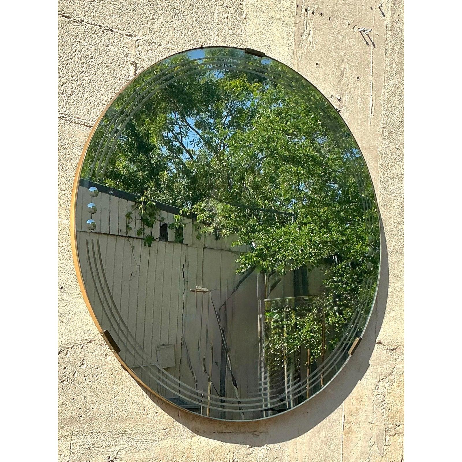 Élevez votre espace avec ce superbe miroir rond Art of Vintage, qui présente d'élégants détails gravés le long des bords. Cette pièce magnifiquement fabriquée capture la sophistication de l'époque, reflétant la lumière sans effort tout en ajoutant