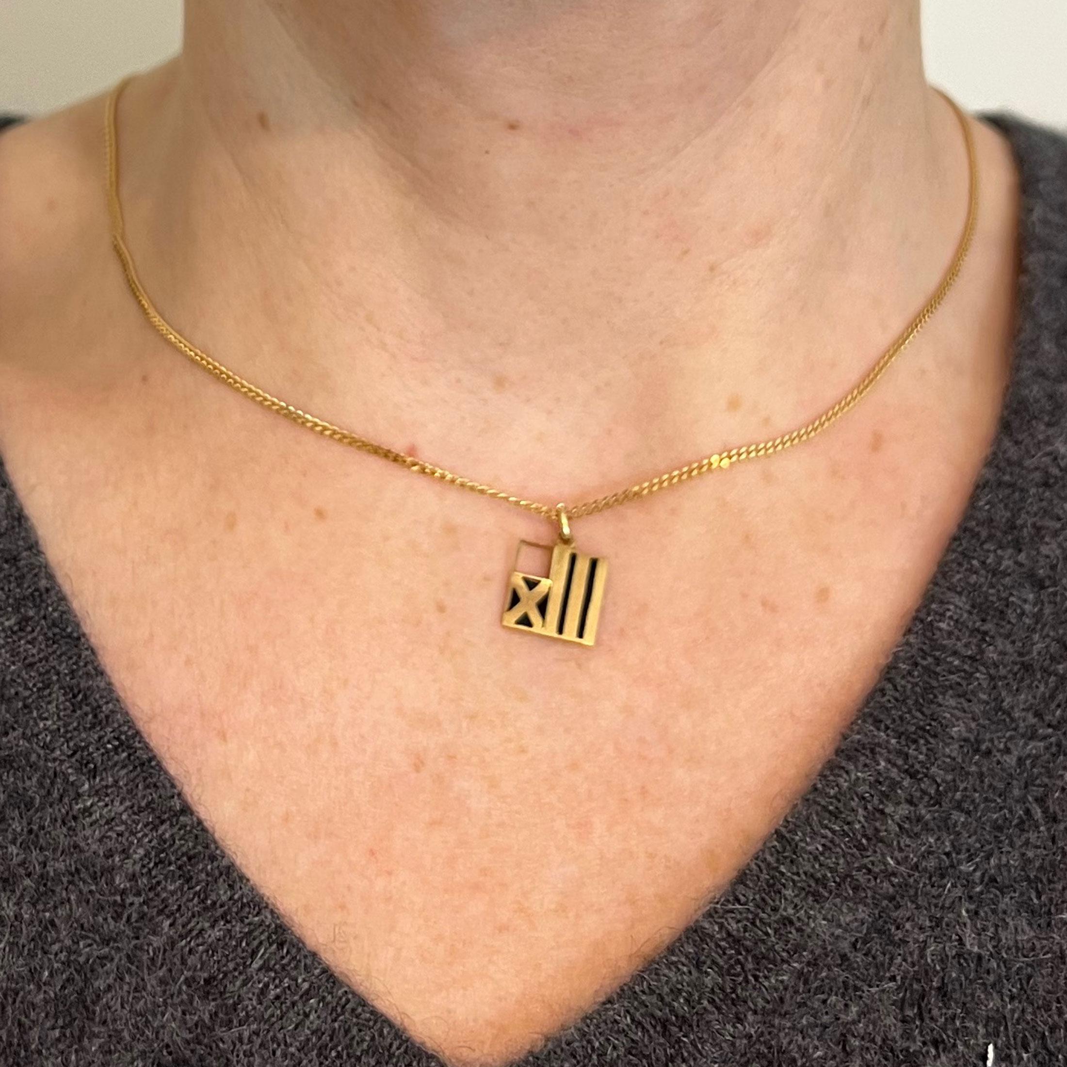 Pendentif en or jaune 18K avec breloque vintage déco February Wisdom Pisces Flag Enamel Unisexe en vente