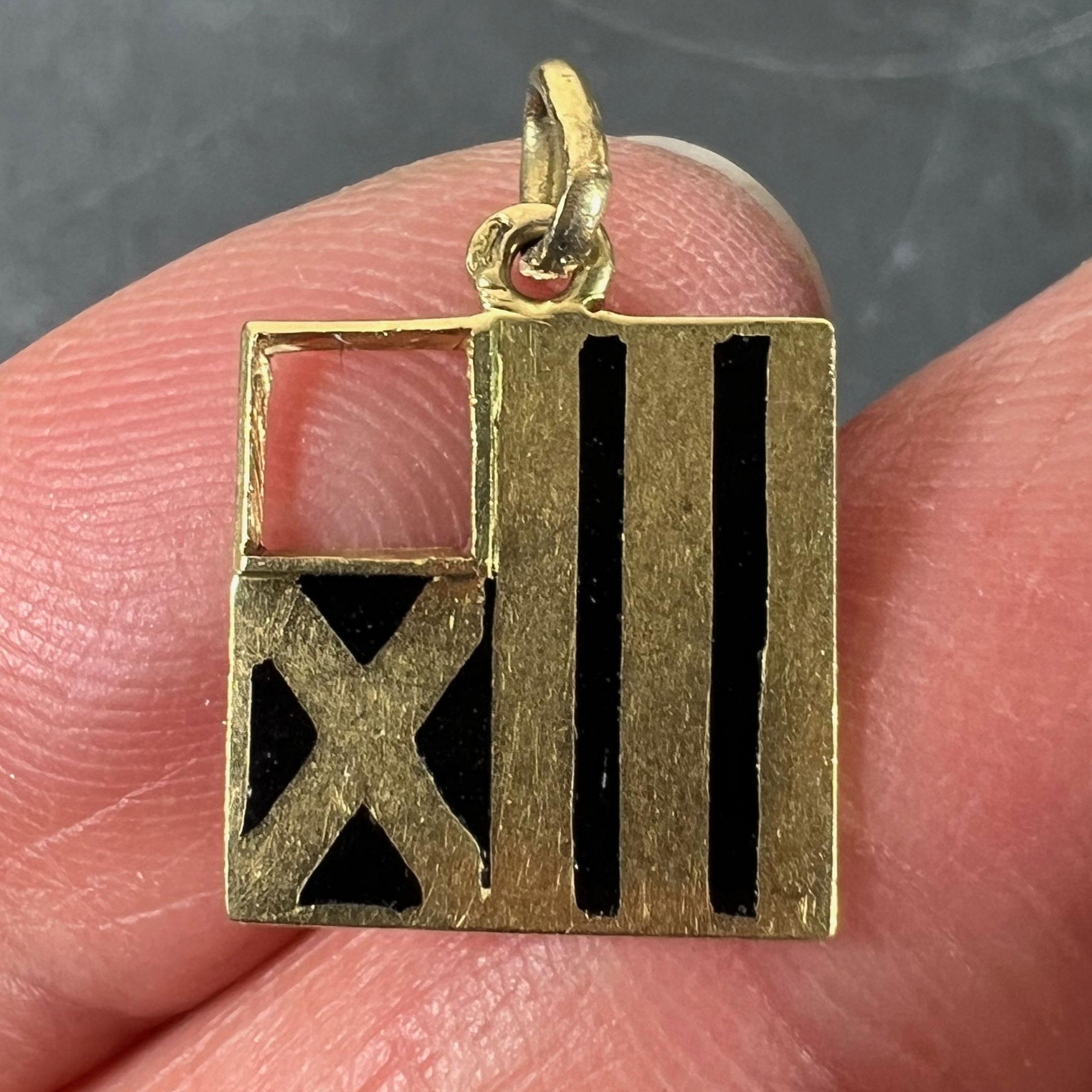 Pendentif en or jaune 18K avec breloque vintage déco February Wisdom Pisces Flag Enamel en vente 1