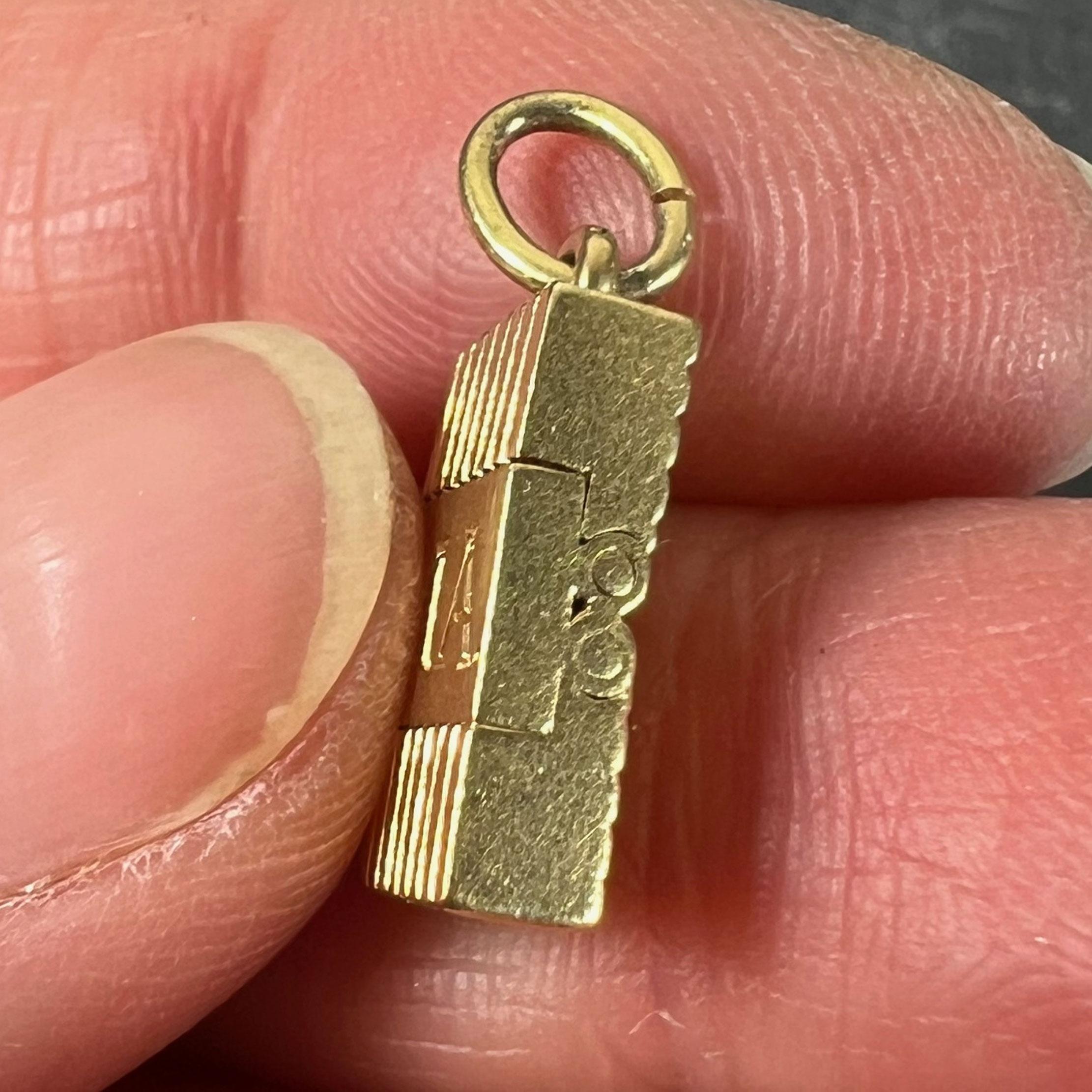 Pendentif en or jaune 18K avec breloque Vintage By Foldes Sceau Initiales AM en vente 5