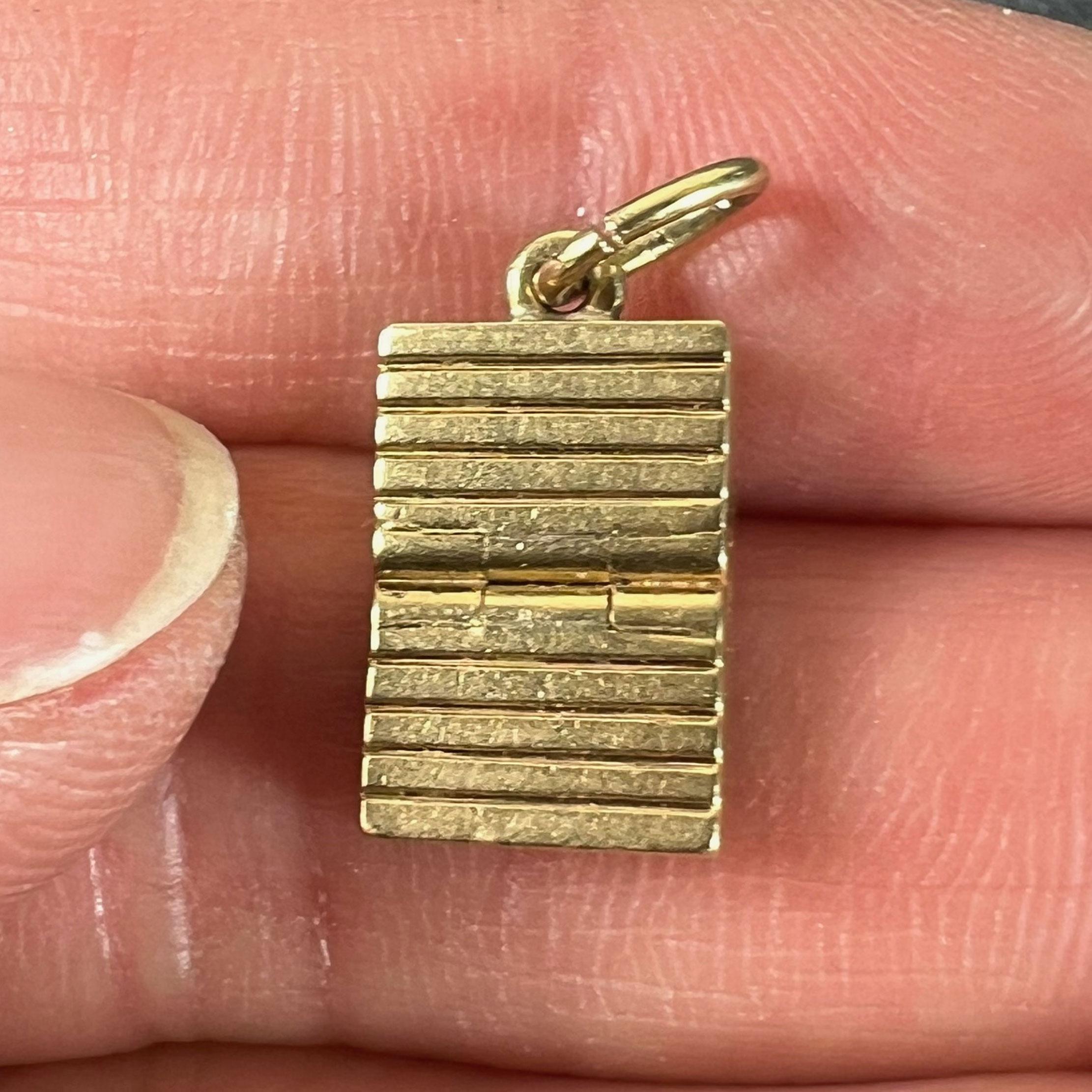 Pendentif en or jaune 18K avec breloque Vintage By Foldes Sceau Initiales AM en vente 6