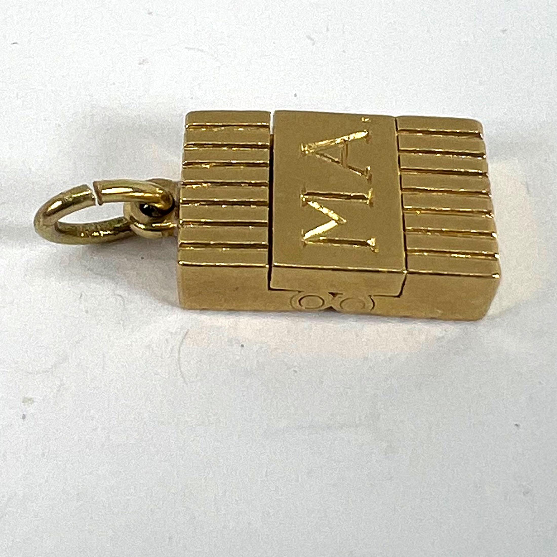 Pendentif en or jaune 18K avec breloque Vintage By Foldes Sceau Initiales AM en vente 14