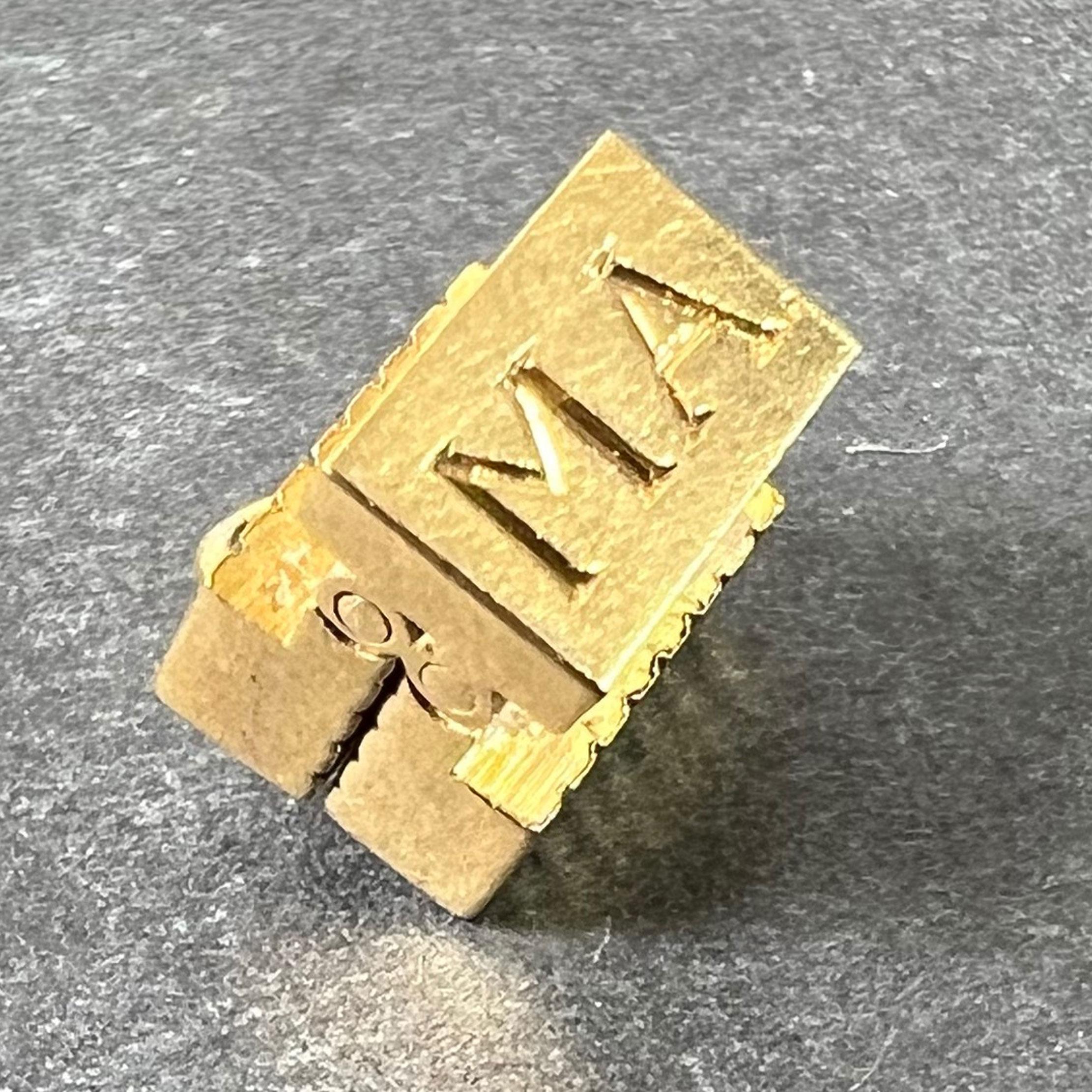Pendentif à breloques vintage en or jaune 18K (18 carats) conçu comme un sceau de porte pliant gravé des lettres MA, qui, lorsqu'elles sont imprimées dans la cire, laissent les initiales AM. Non marqué mais testé pour l'or 18 carats.

Dimensions :