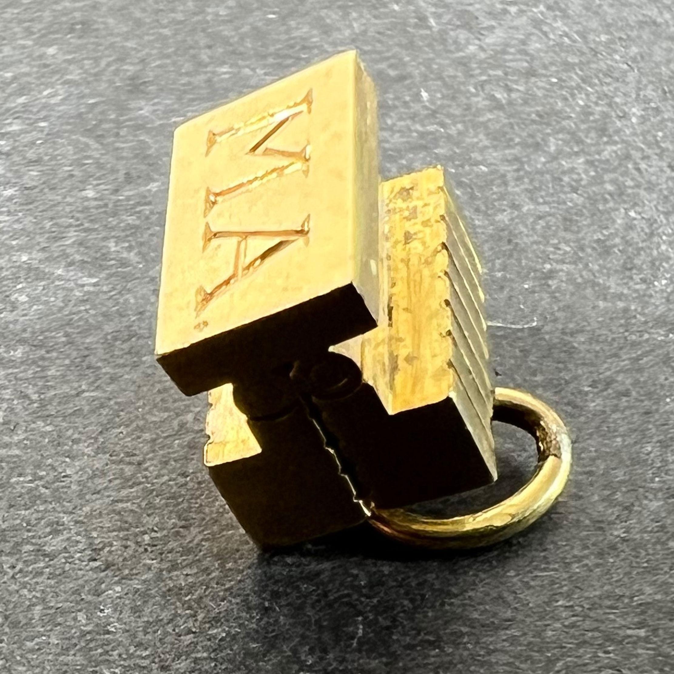 Art déco Pendentif en or jaune 18K avec breloque Vintage By Foldes Sceau Initiales AM en vente