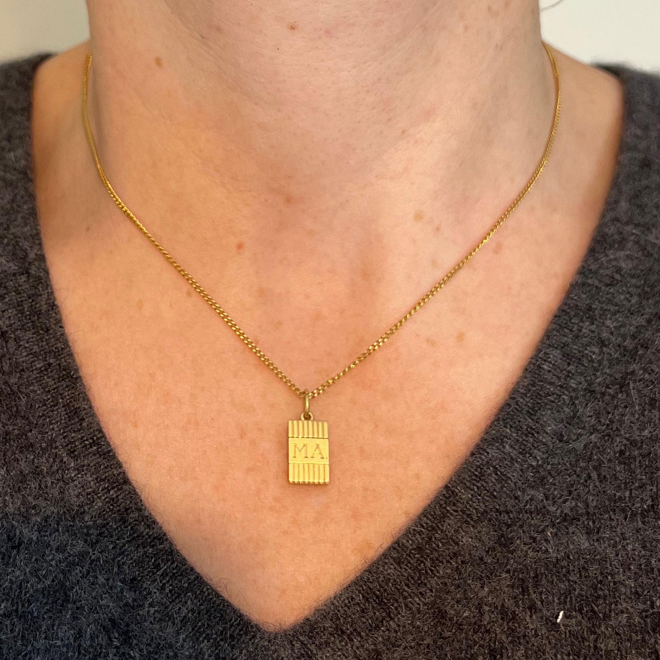 Pendentif en or jaune 18K avec breloque Vintage By Foldes Sceau Initiales AM en vente 1