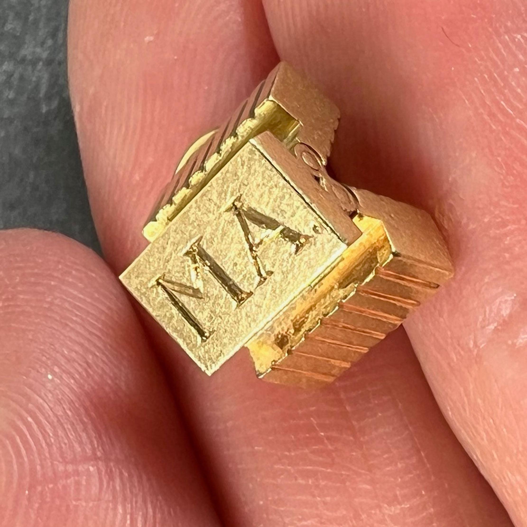 Pendentif en or jaune 18K avec breloque Vintage By Foldes Sceau Initiales AM en vente 2