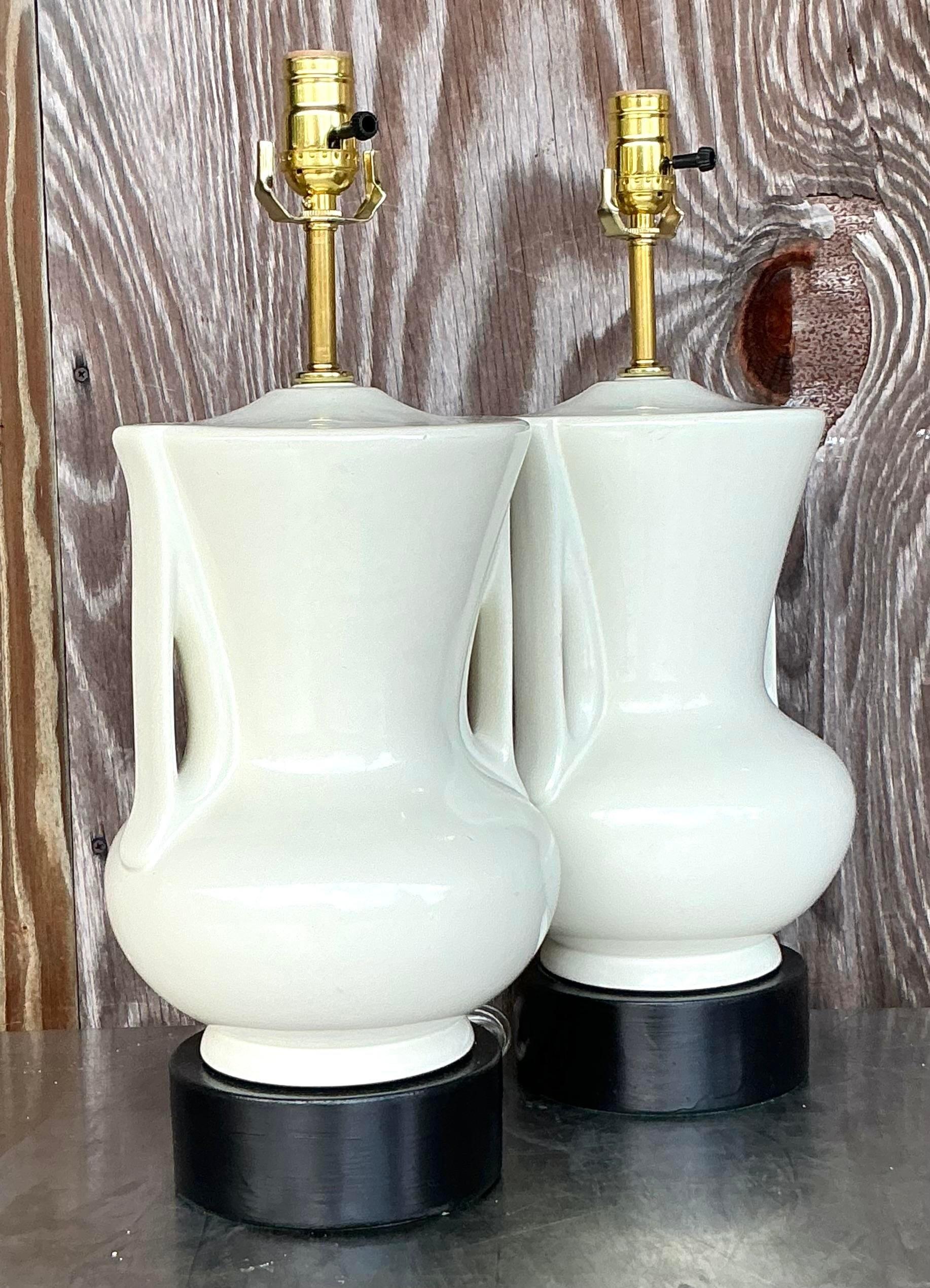 Élevez votre espace avec cette superbe paire de lampes vintage Deco en céramique émaillée. Avec leurs lignes épurées et leur finition lustrée, ces lampes allient l'élégance de l'Art déco à un charme intemporel. Parfait pour ajouter une touche de