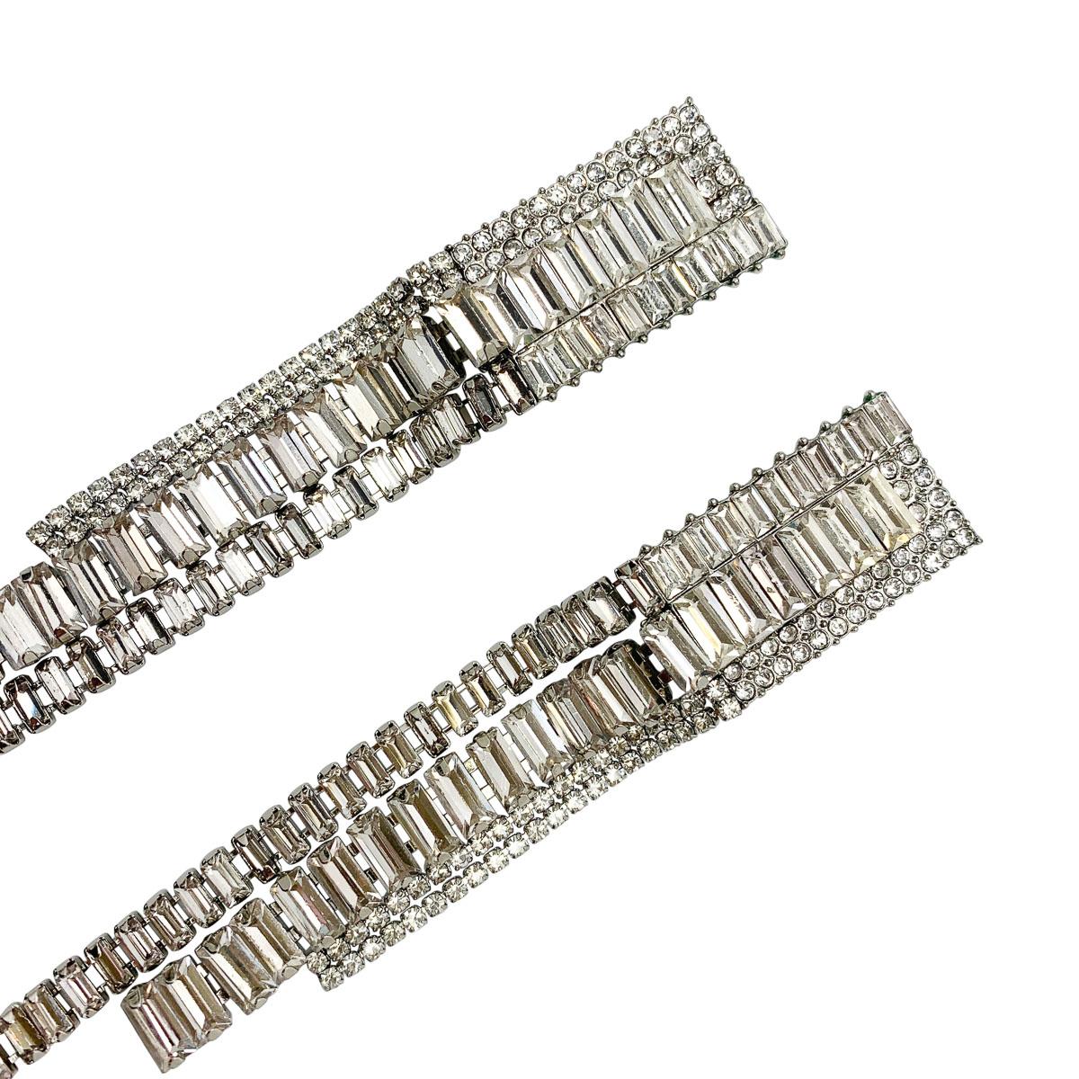 Vintage deco drop earrings. Such an inspired design, comprising art deco influence and laden with luxurious baguette crystals.

Vintage Condition: Very good without damage or noteworthy wear.
Materials: metal, glass crystal
Fastening: clip