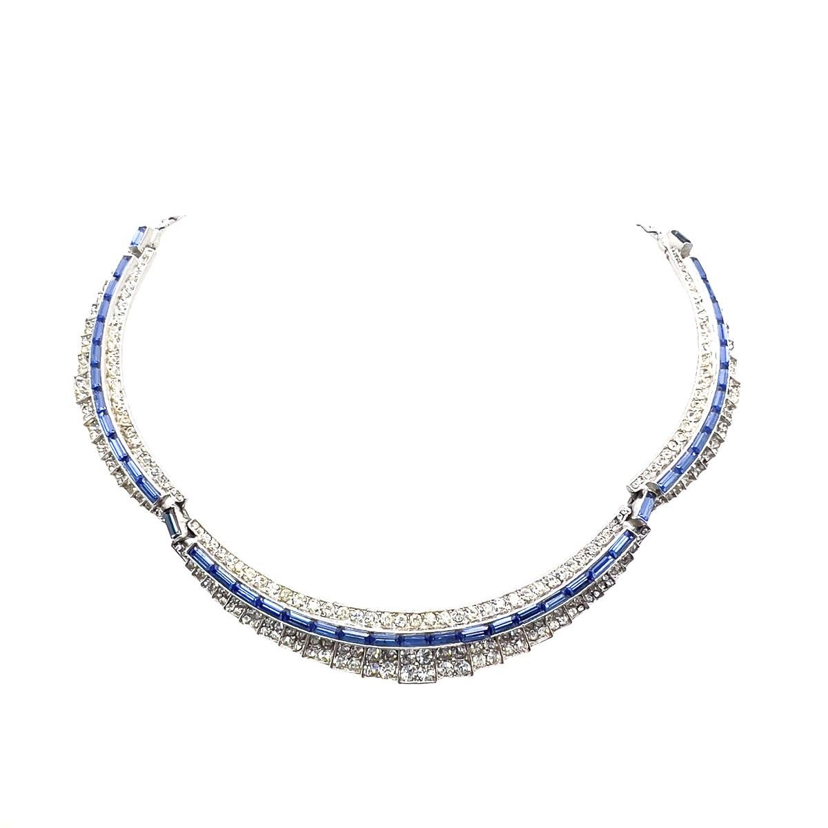 A Vintage Sapphire Crystal Line Collar. So ganz im Stil von Marcel Boucher. Art-Déco-Design vermischt sich mit dem Cocktail-Glamour der 1950er Jahre. Ein schlichter Abschluss, der sich als fesselnd und zeitlos erweisen wird.
Eine unsignierte