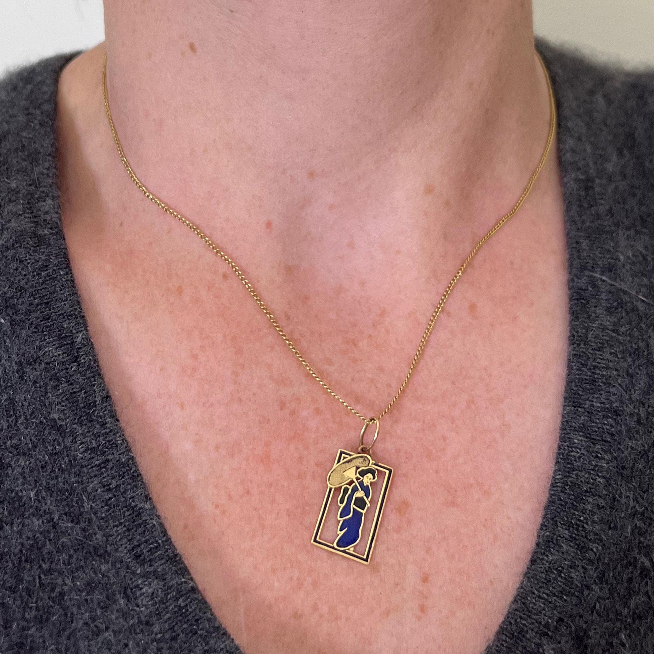 Vintage Deco Japanese Lady Geisha Kimono Enamel 18K Yellow Gold Charm Pendant In Good Condition For Sale In London, GB