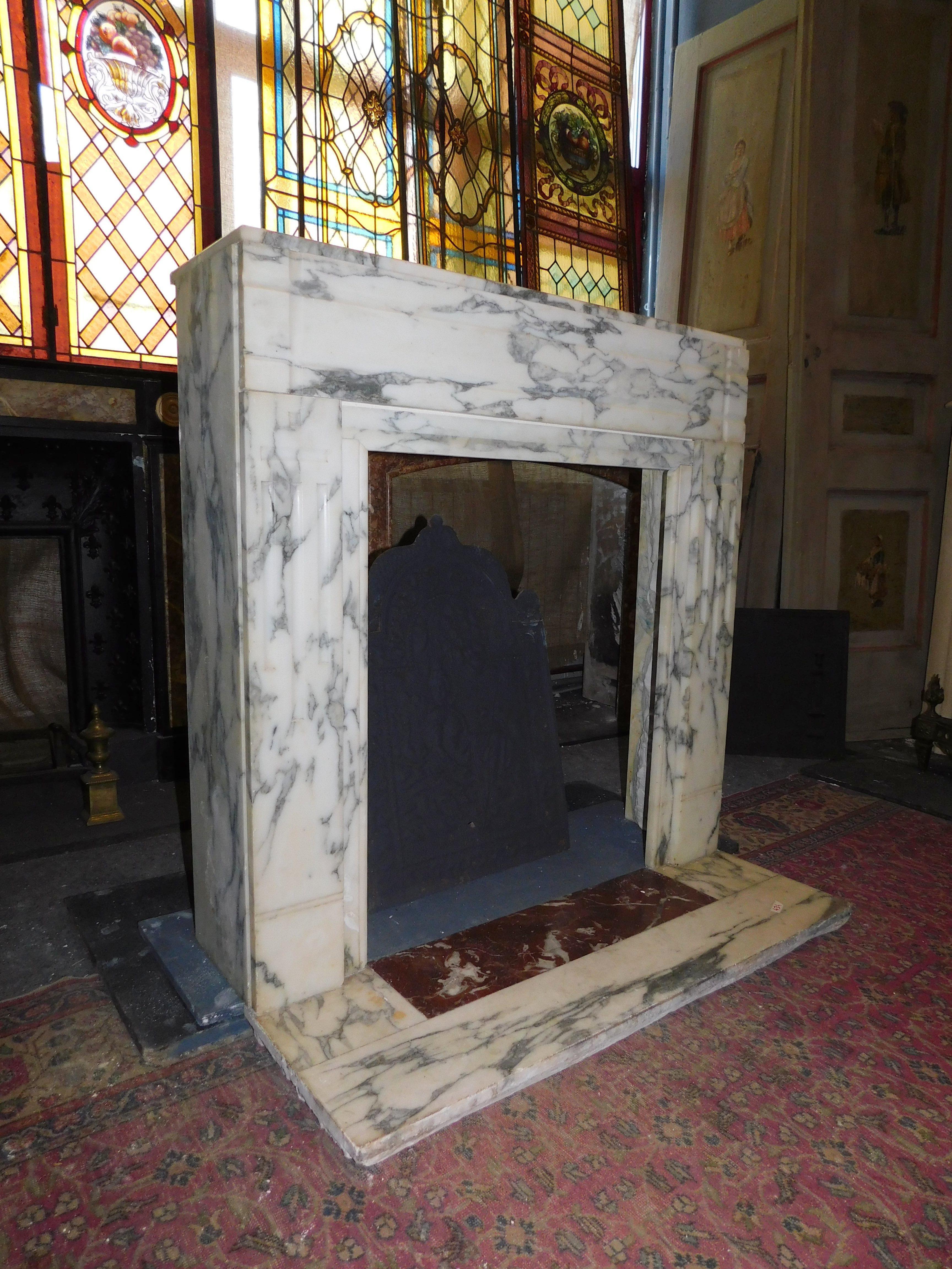 Vintage Decò Mantle Fireplace in Veined White Marble, Early 1900s Italy In Good Condition In Cuneo, Italy (CN)