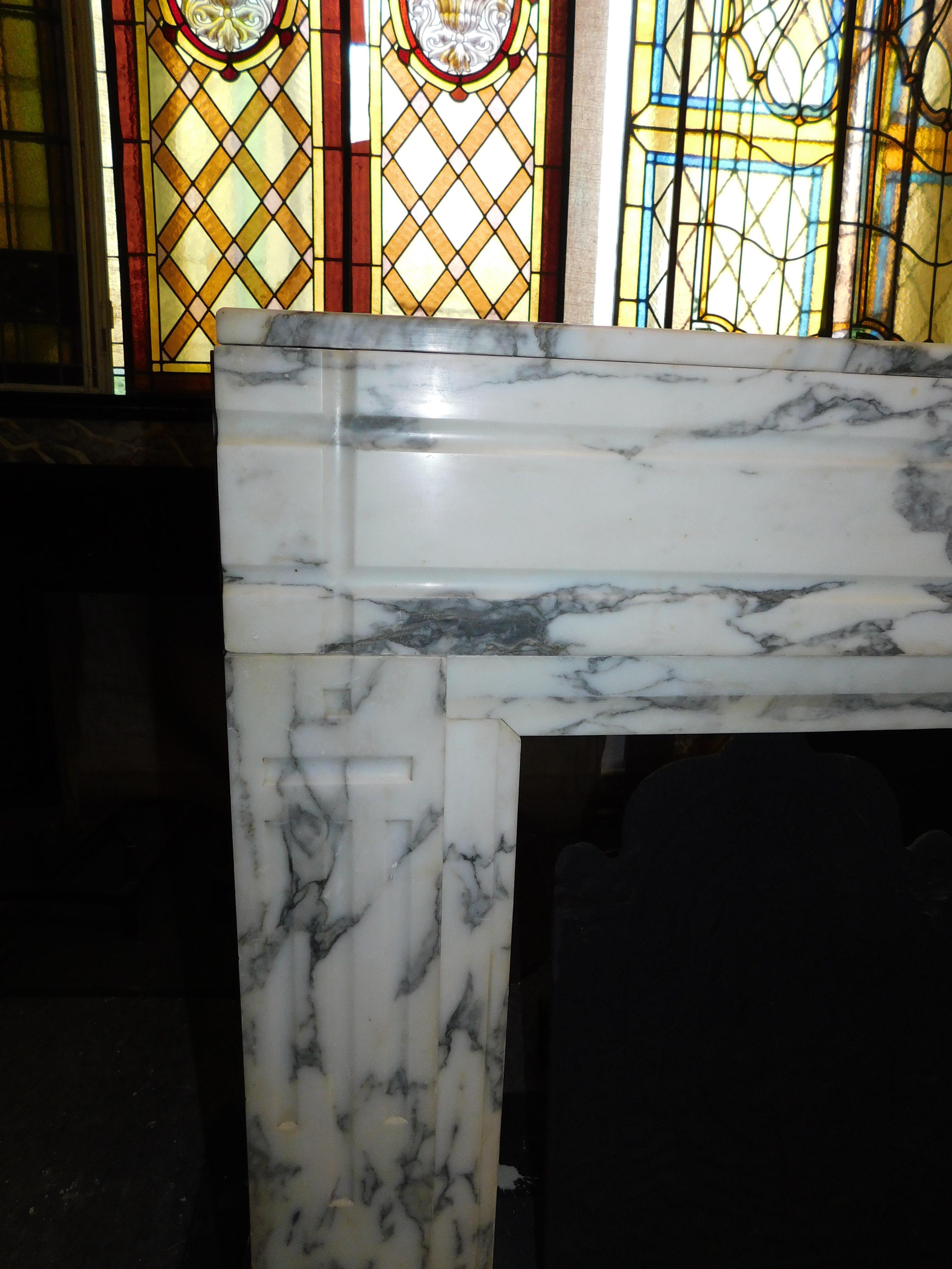 20th Century Vintage Decò Mantle Fireplace in Veined White Marble, Early 1900s Italy For Sale