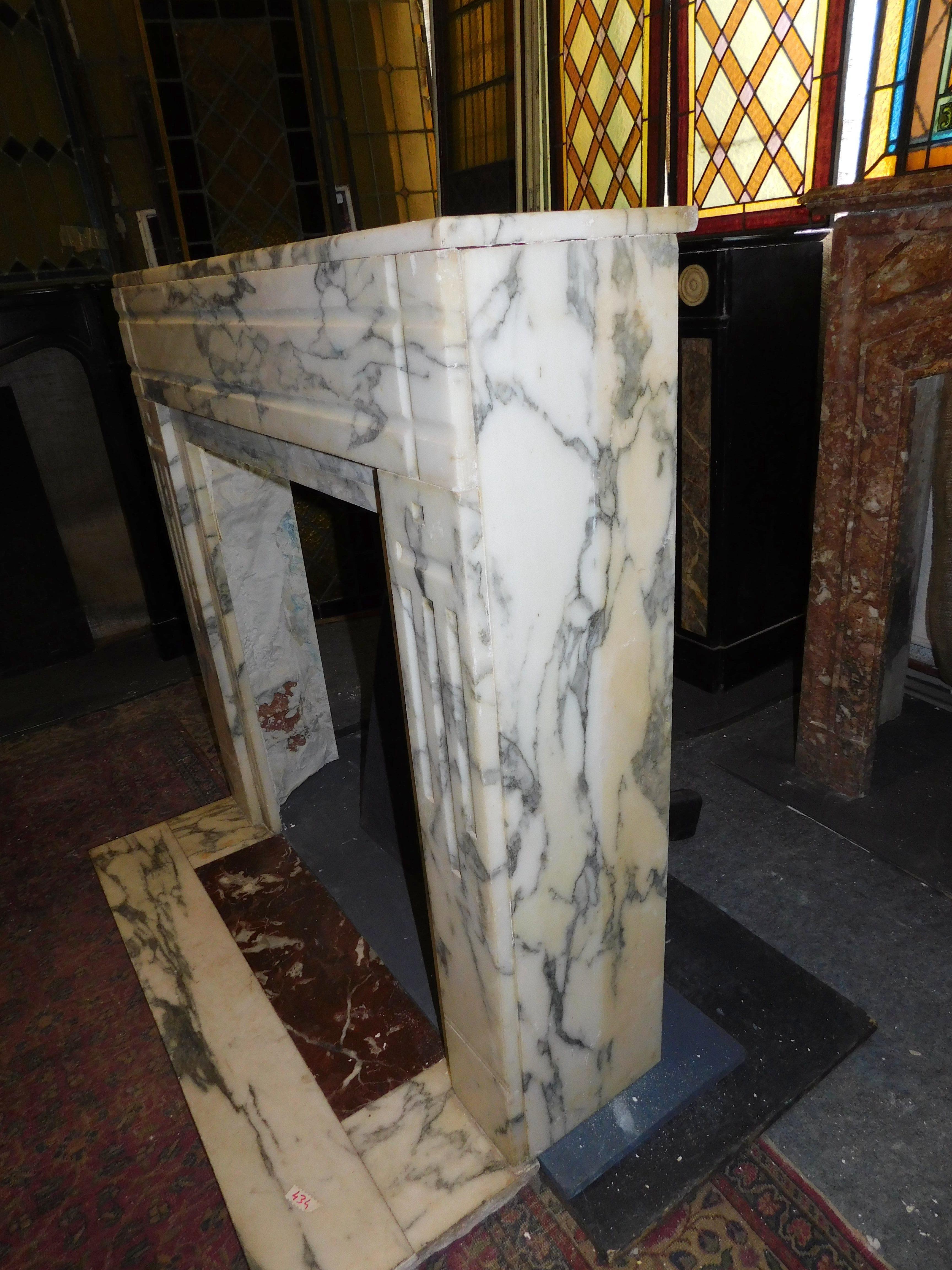 Vintage Decò Mantle Fireplace in Veined White Marble, Early 1900s Italy For Sale 3