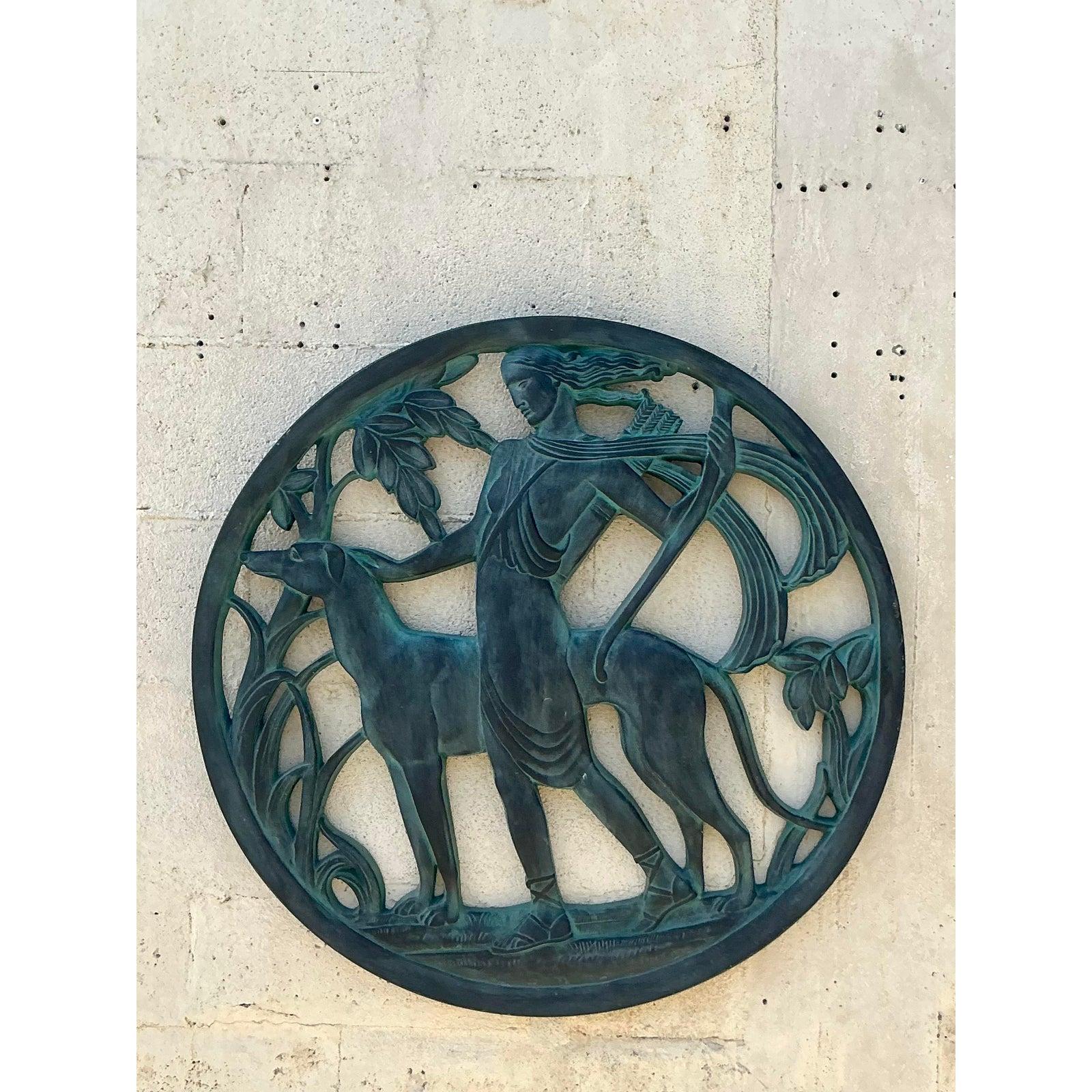 Erwecken Sie den dramatischen Geist der Art-Déco-Ära mit diesem herrlichen architektonischen Wandfries im Vintage-Stil. Dieses großformatige Gipsmedaillon zeigt eine kraftvolle und stilisierte Darstellung von Diana, der römischen Göttin der Jagd,