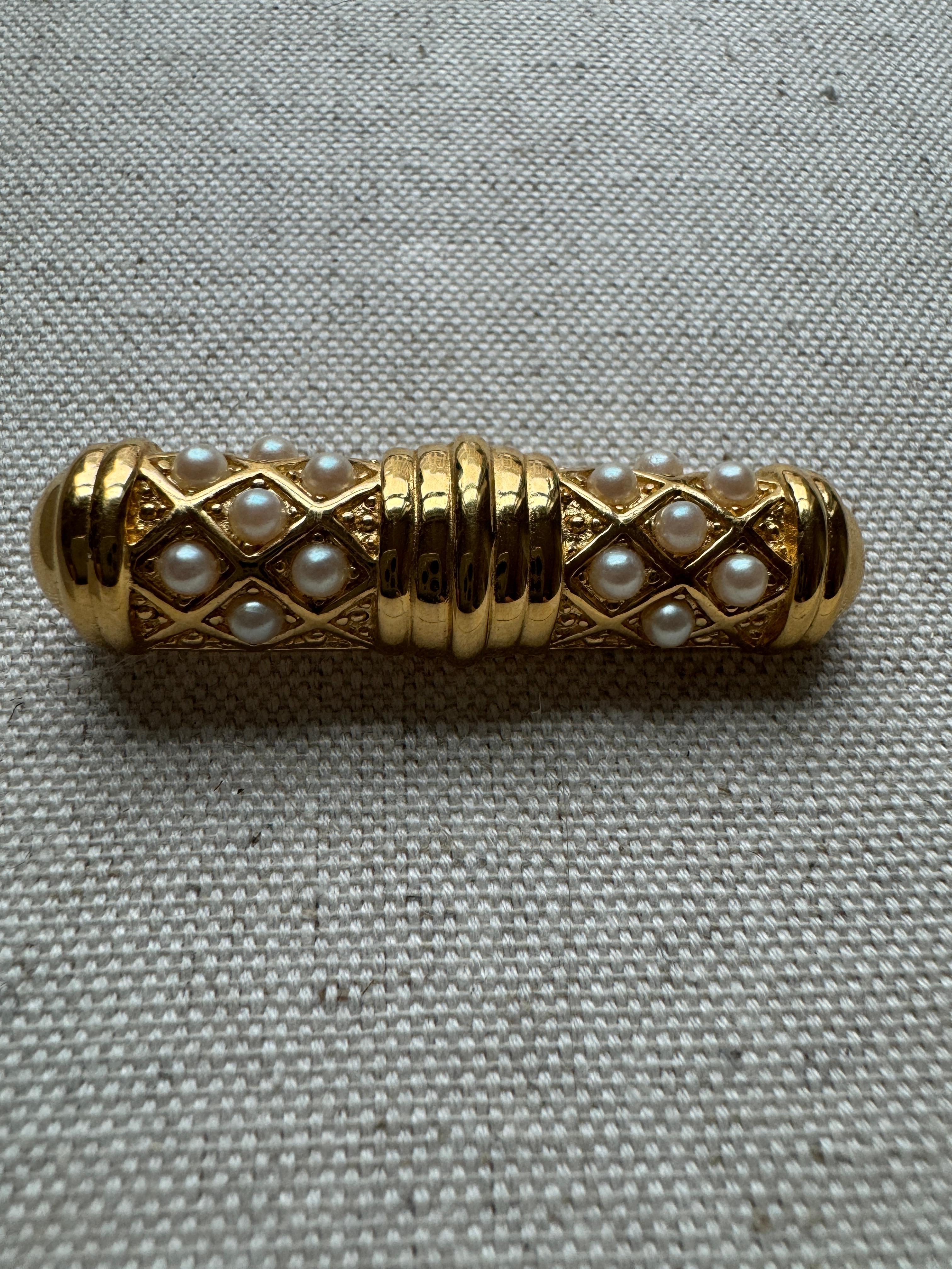 Broche vintage Richelieu en tono dorado en magnífico estado vintage. Engastado con 14 perlas de imitación. El mecanismo y el pasador son fuertes y seguros. 
Esta pieza forma parte de la Colección Herencia Oiseau Bleu.