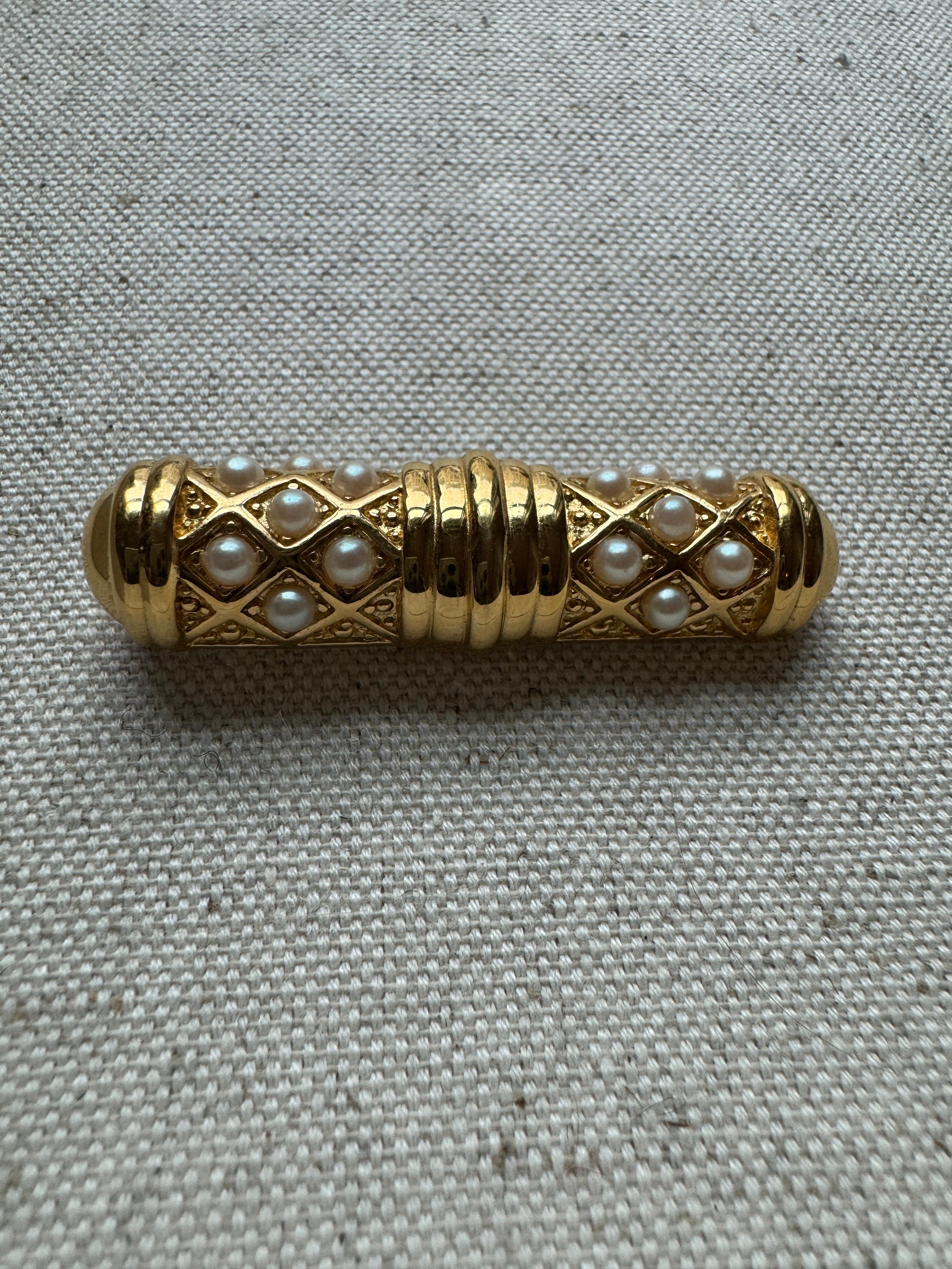Broche Vintage Deco Richelieu en tono dorado con detalles de perlas Art Decó en venta