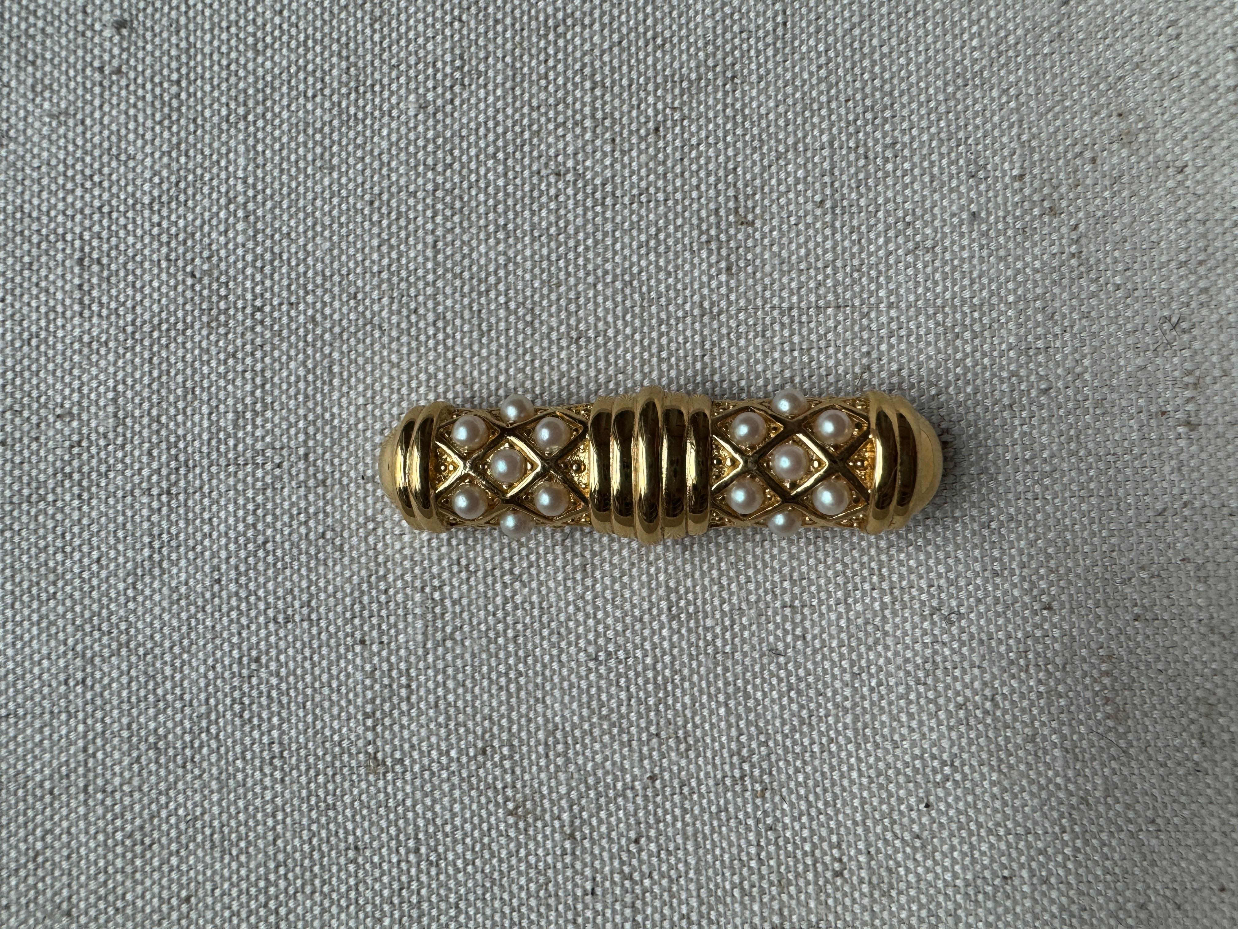Broche Vintage Deco Richelieu en tono dorado con detalles de perlas en Excelente estado para la venta en New York, NY