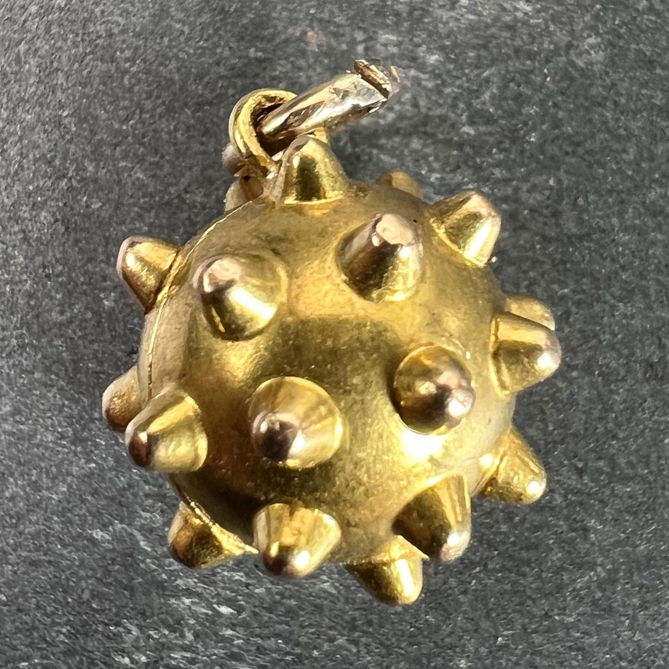 Ein Vintage Art Deco 18K (18 Karat) Gelbgold Anhänger in Form eines Sputnik Medaillons, dessen Verschluss sich öffnen lässt, um ein Geheimfach zu enthüllen. Nicht gestempelt, aber auf 18 Karat Gold getestet.

Abmessungen: 1,5 x 1,25 x 1,25 cm (ohne