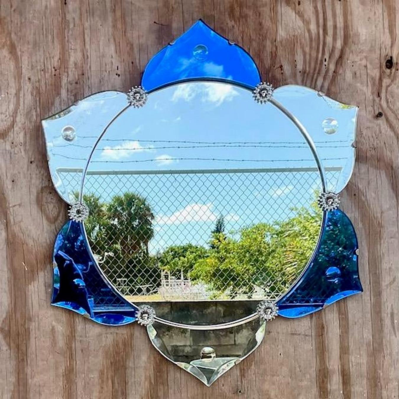 Un fabuleux miroir mural Art&Deco vintage. Miroir chic à deux Tom en argent et bleu. Très belle quincaillerie d'époque. Acquis auprès d'une succession de Miami. 