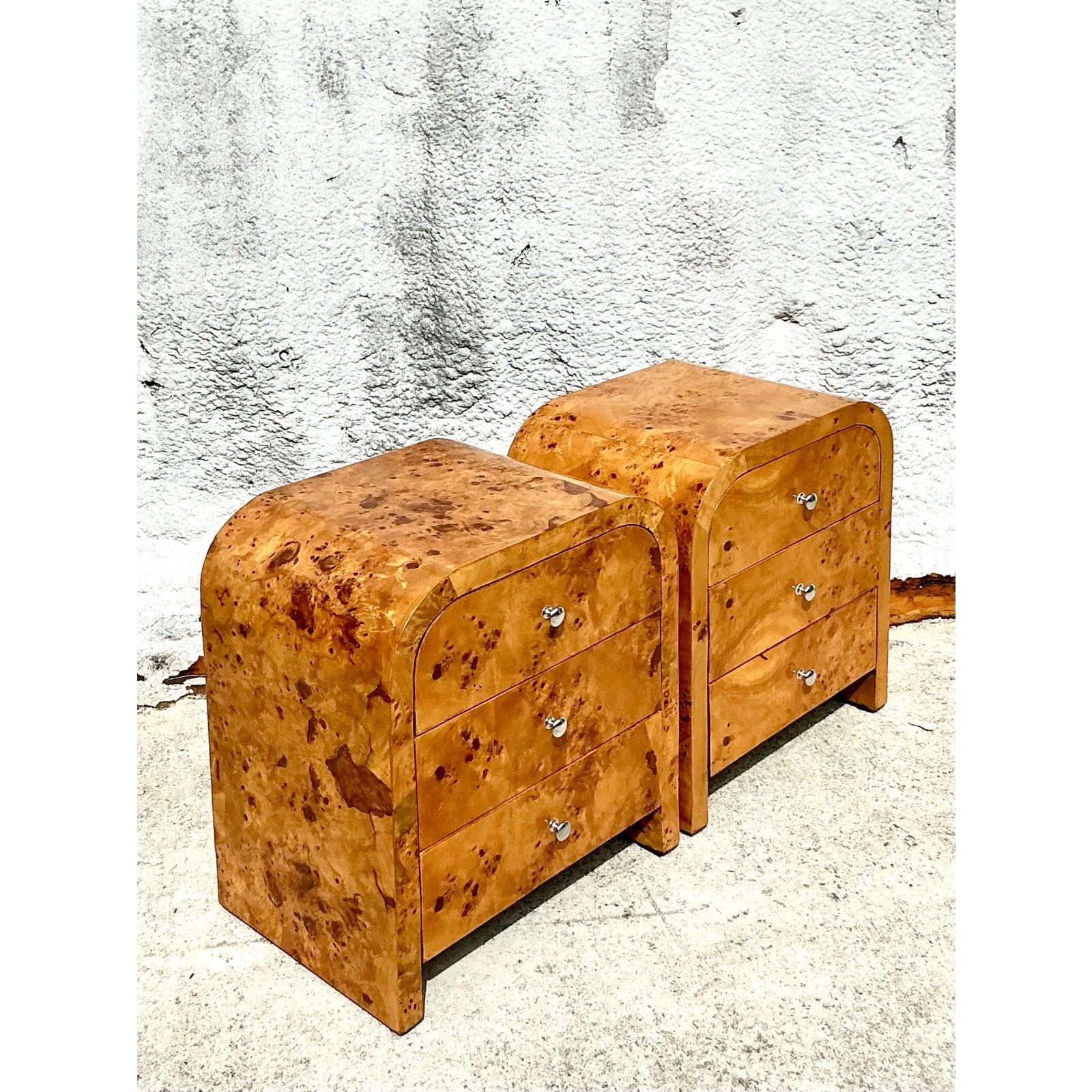 Cattura l'essenza del glamour degli anni '40 con questa splendida coppia di comodini a cascata Art Deco. Definite dalla loro iconica silhouette graziosamente arrotondata, queste cassapanche incarnano il movimento Streamline Moderne con una forma