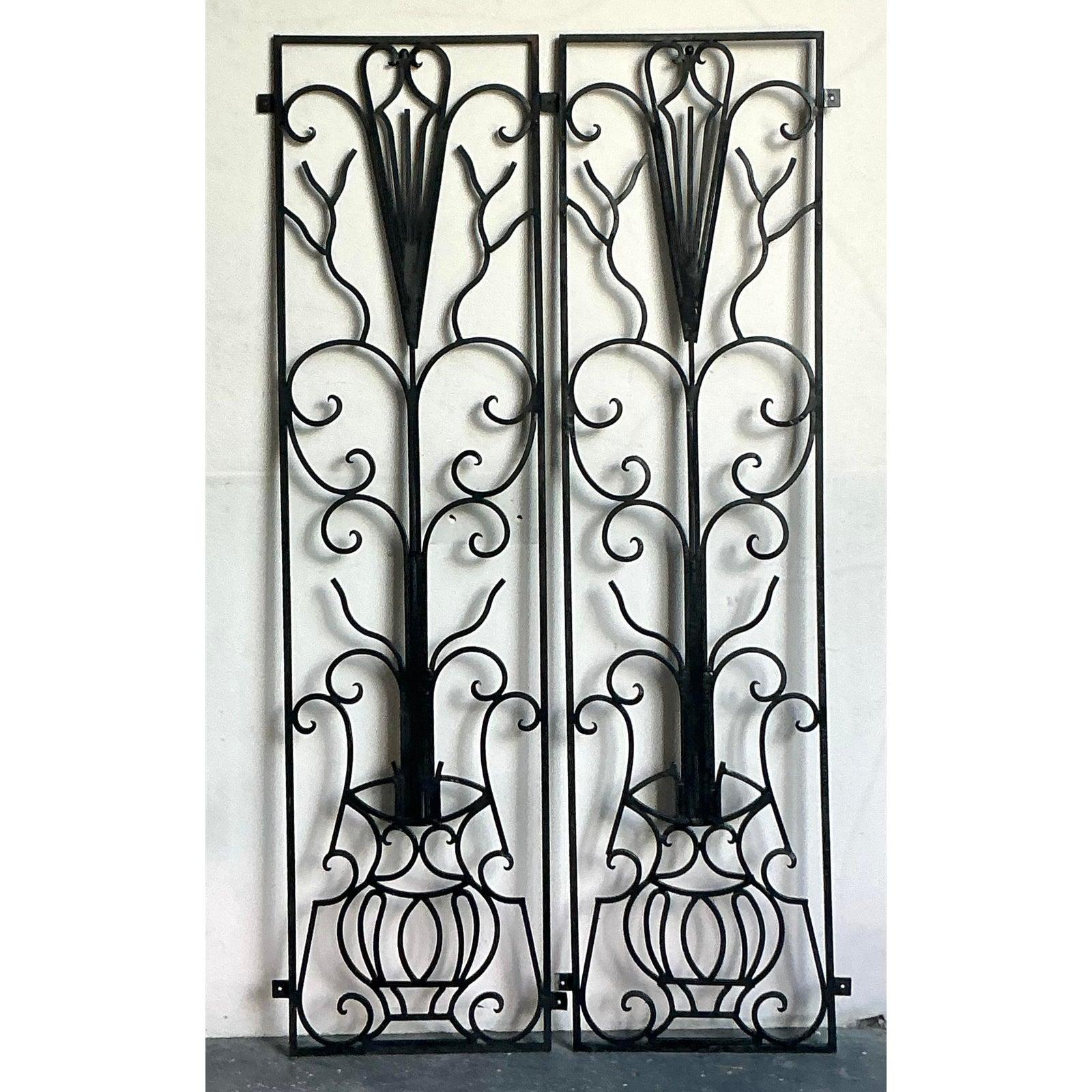 Crea una grande dichiarazione architettonica con questa coppia mozzafiato di pannelli vintage in ferro battuto Art Deco. Ogni pannello, forgiato magistralmente a mano, è caratterizzato da un intricato e potente lavoro a volute che fluisce con