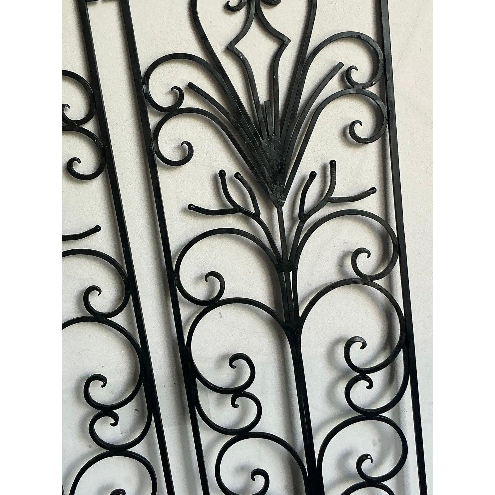 Un magnifico pezzo di arte architettonica, questo pannello Art of Vintage cattura la drammatica eleganza di un'epoca passata. Realizzata magistralmente a mano in ferro battuto, è caratterizzata da potenti e intricate volute che si muovono con un