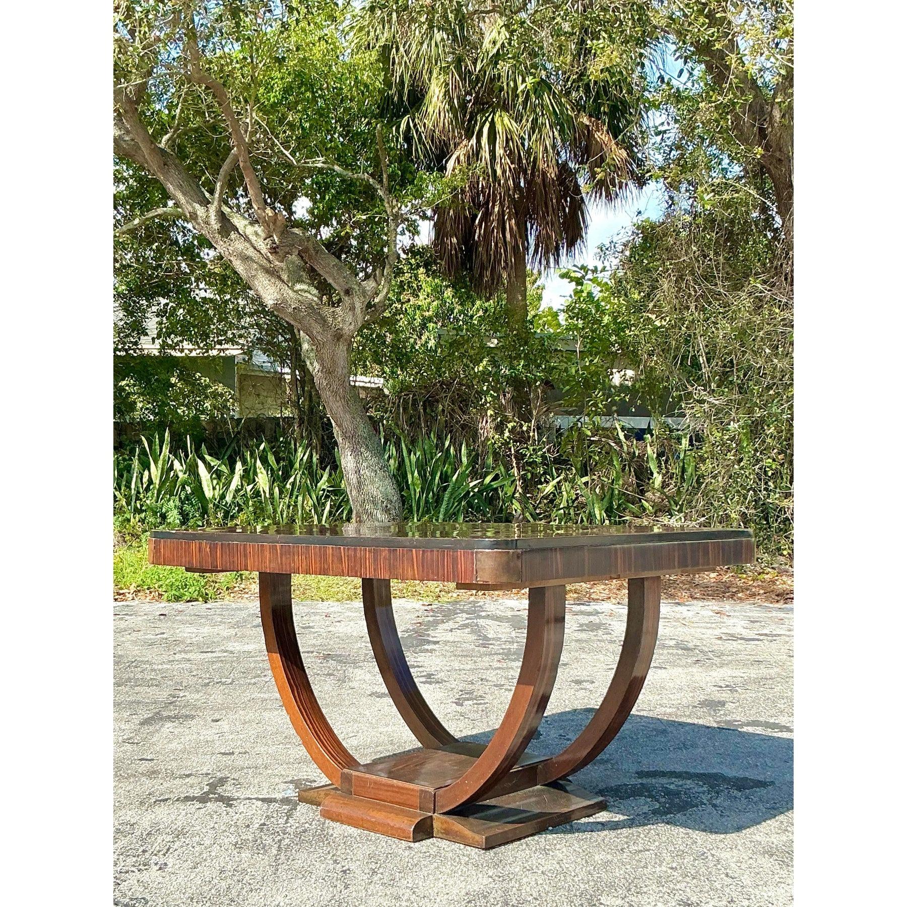 Cette superbe table de hall centrale en bois zébré vintage Deco est un chef-d'œuvre d'élégance intemporelle et d'artisanat. Avec son placage en bois zébré riche et brillant, cette table présente un motif de grain saisissant qui ajoute un élément de