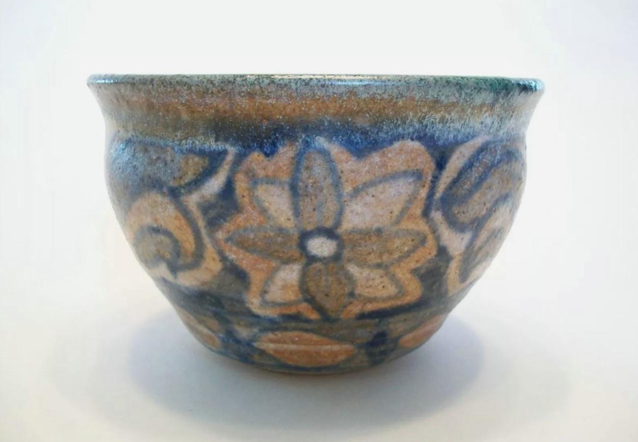 Smaltato Ciotola d'epoca in Studio Pottery decorata e smaltata - Firmata - Fine XX secolo in vendita