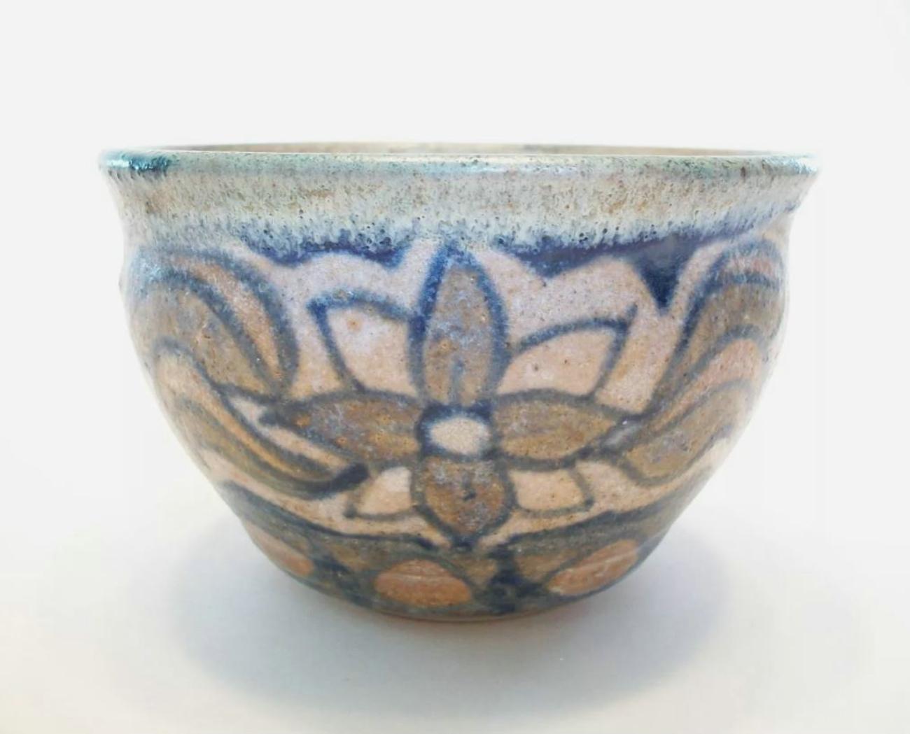 Ciotola d'epoca in Studio Pottery decorata e smaltata - Firmata - Fine XX secolo In condizioni buone in vendita a Chatham, ON