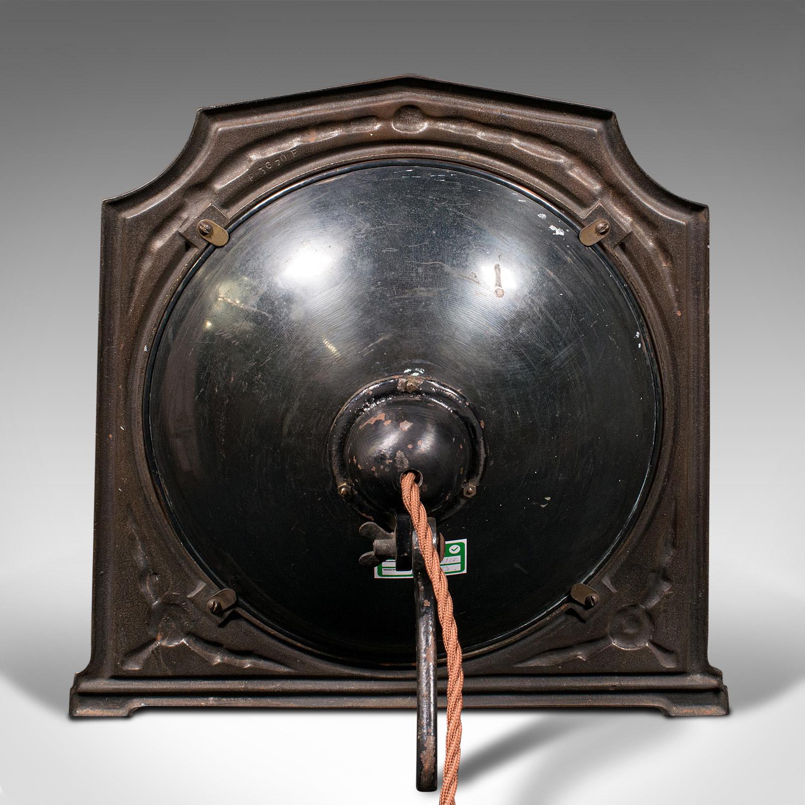 20ième siècle Lampe d'appoint décorative vintage anglaise, alliage moulé, cuivre, convertie, vers 1930 en vente
