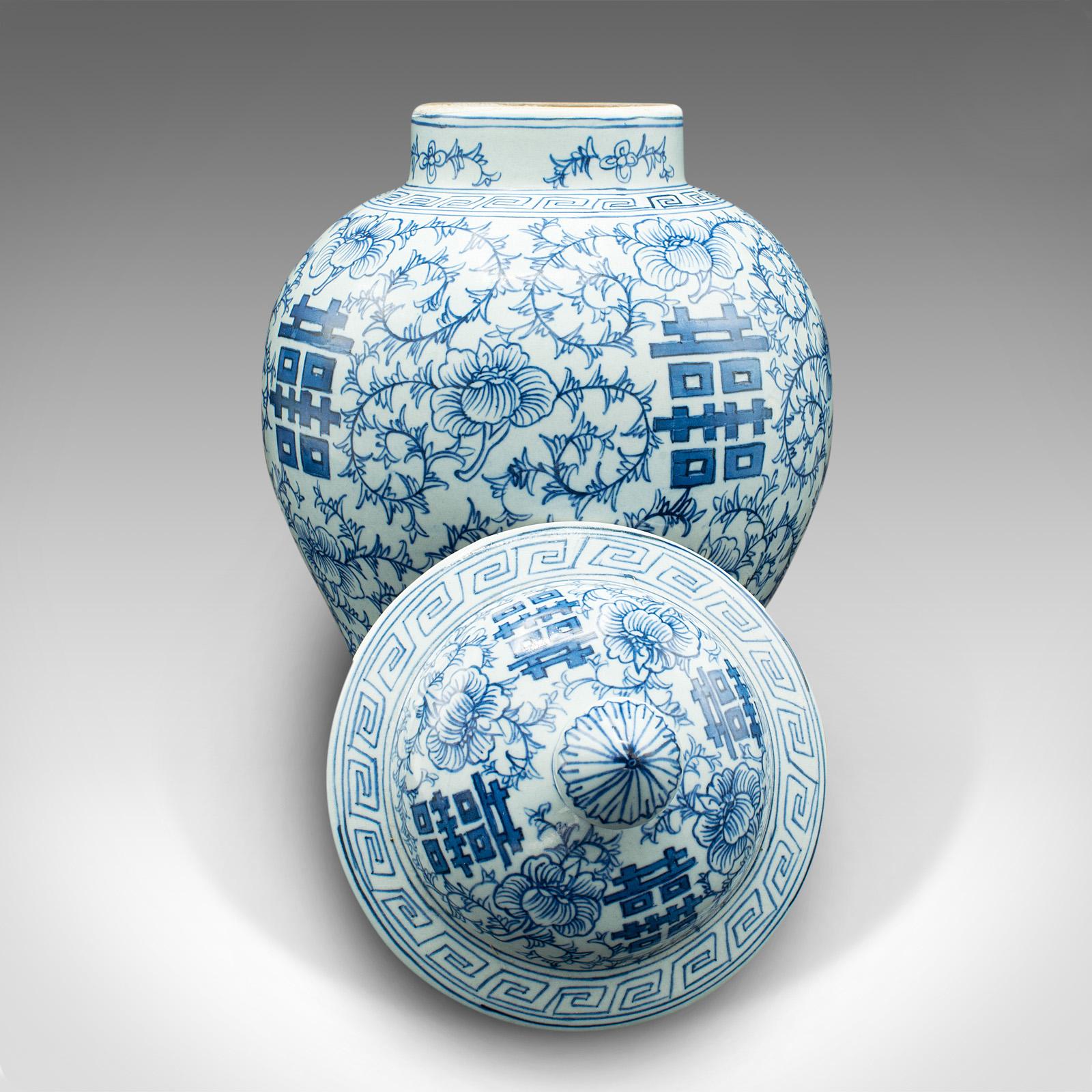 Il s'agit d'une urne décorative vintage en forme de balustre. Vase chinois à couvercle en céramique, datant de la période Art déco, vers 1930.

Urne merveilleusement substantielle, avec une finition décorative attrayante
Présente une patine d'usage