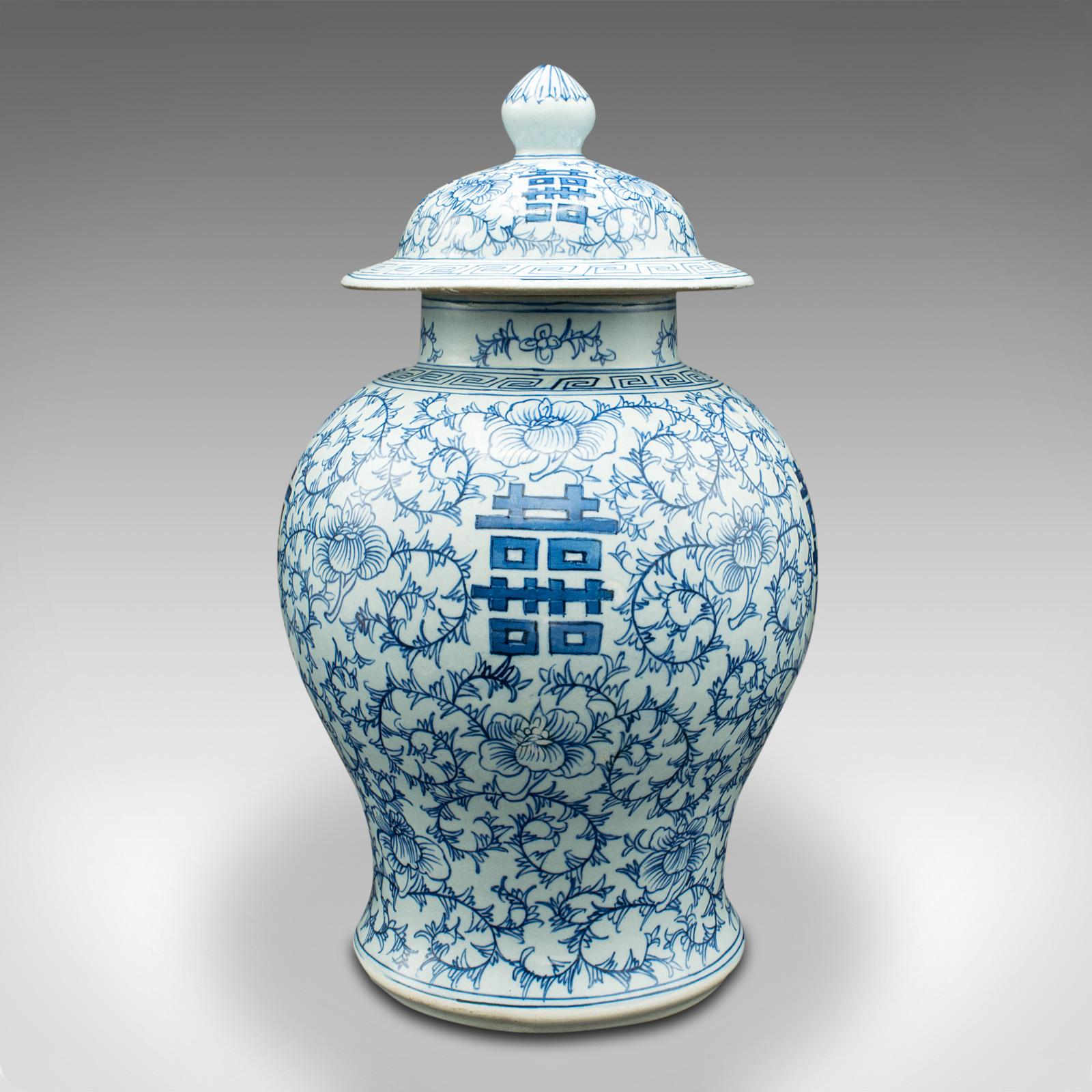 Chinois Urne balustre décorative chinoise, céramique, vase à couvercle, Art déco, vers 1930 en vente
