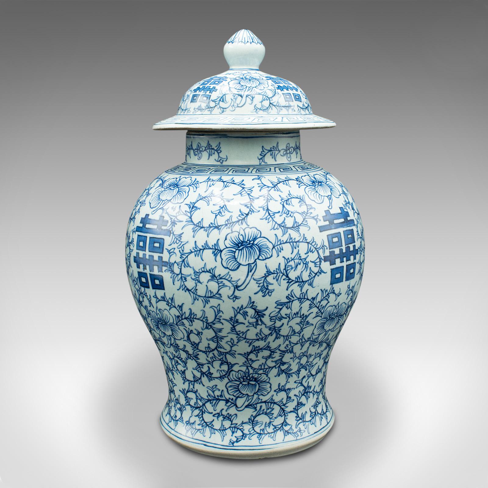 Milieu du XXe siècle Urne balustre décorative chinoise, céramique, vase à couvercle, Art déco, vers 1930 en vente